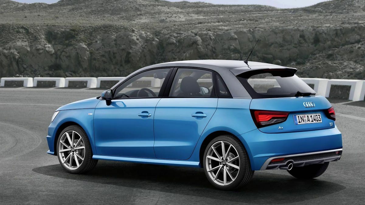 Zu sehen ist der Audi A1 Sportback in seitlicher Position. Er ist in der Farbe 'Hainan Blue' lackiert