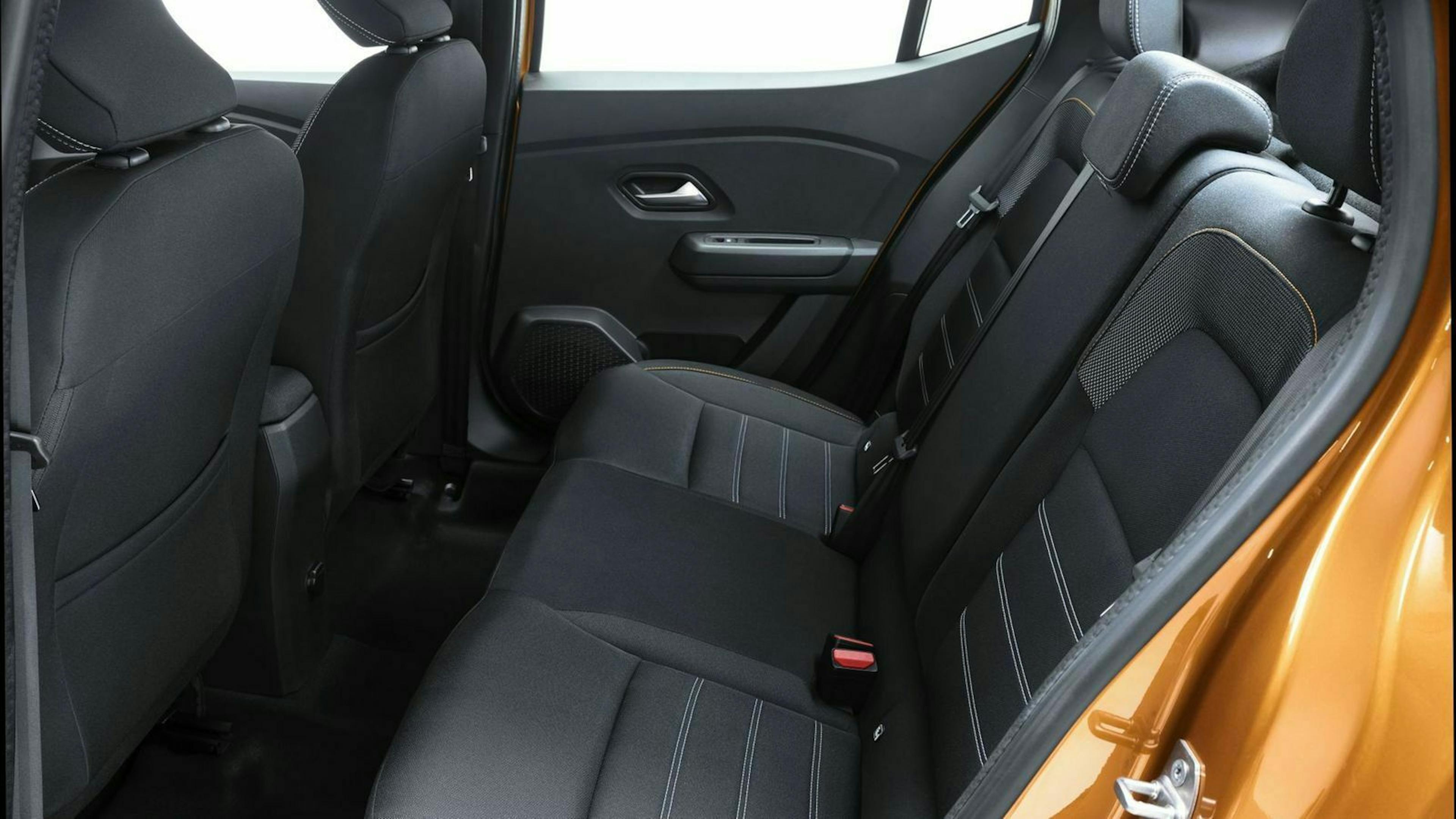 Zu sehen ist die Rückbank des Dacia Sandero Stepway 2021