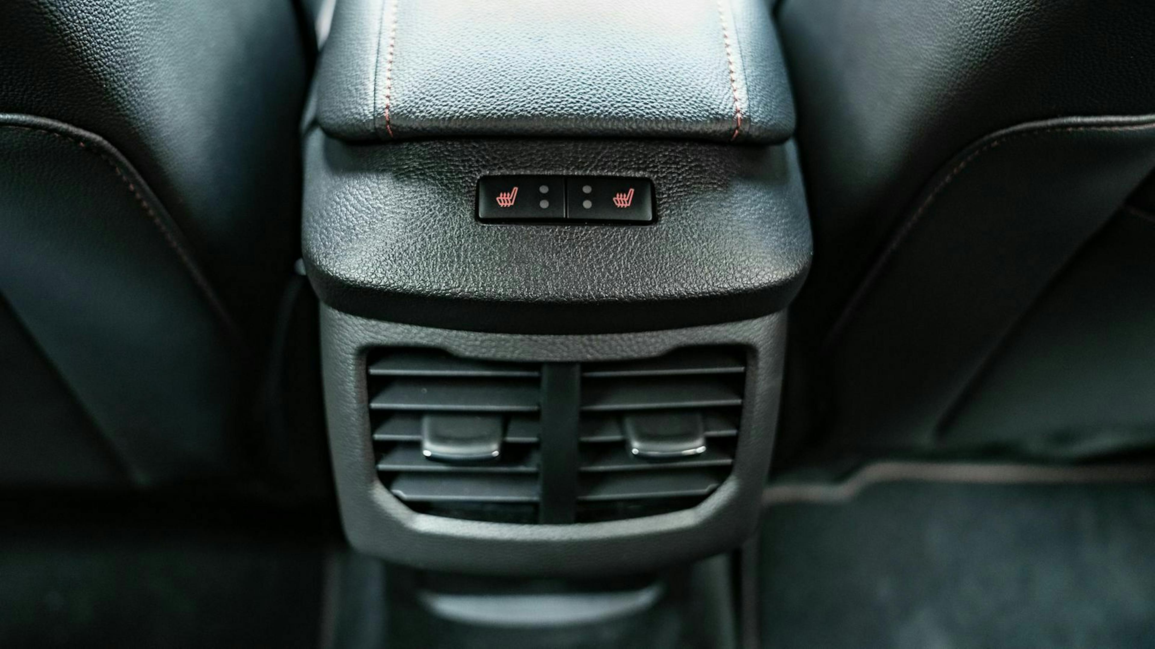 Zu sehen ist der hintere Teil der Mittelarmlehne des Ford Mondeo