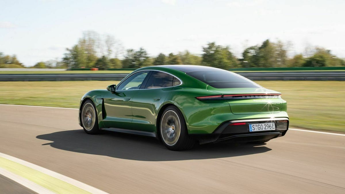 Der Porsche Taycan (2020) in Seitenansicht fahrend