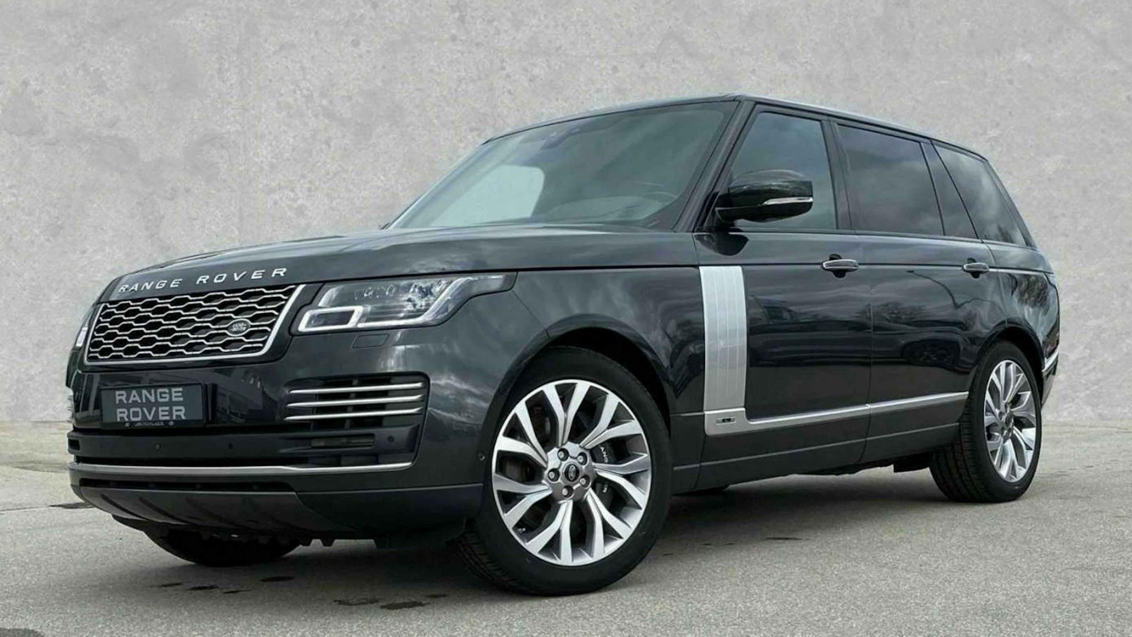 Schwarzer Range Rover SUV auf grauem Hintergrund, seitlich nach rechts gerichtet. Große silberne Felgen und charakteristische Front.