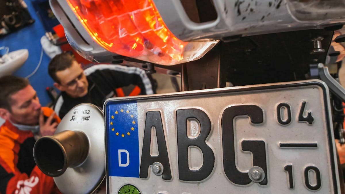 Nahansicht eines Saisonkennzeichens an einem Motorrad.