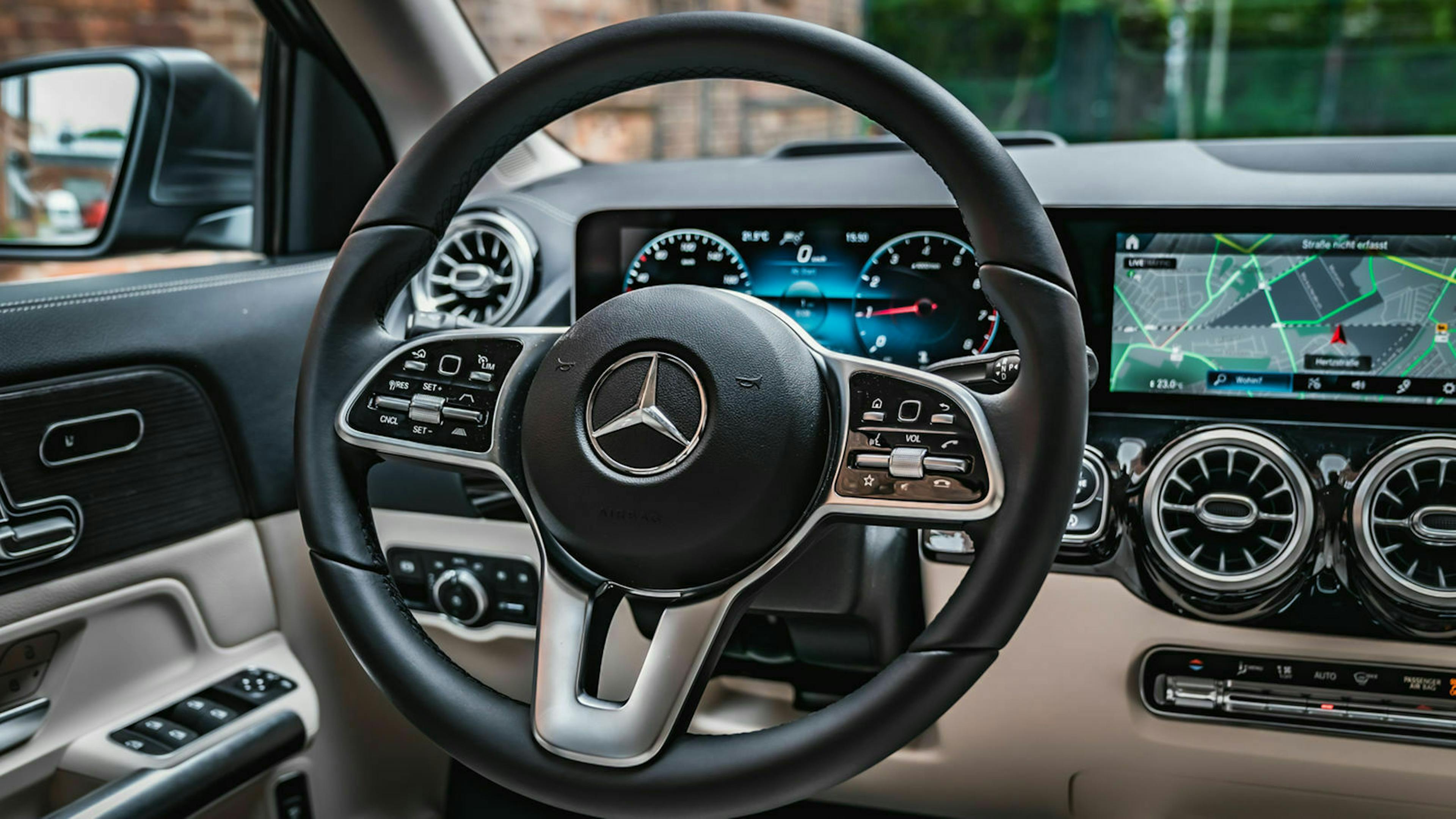 Zu sehen ist das Cockpit des Mercedes GLA 200