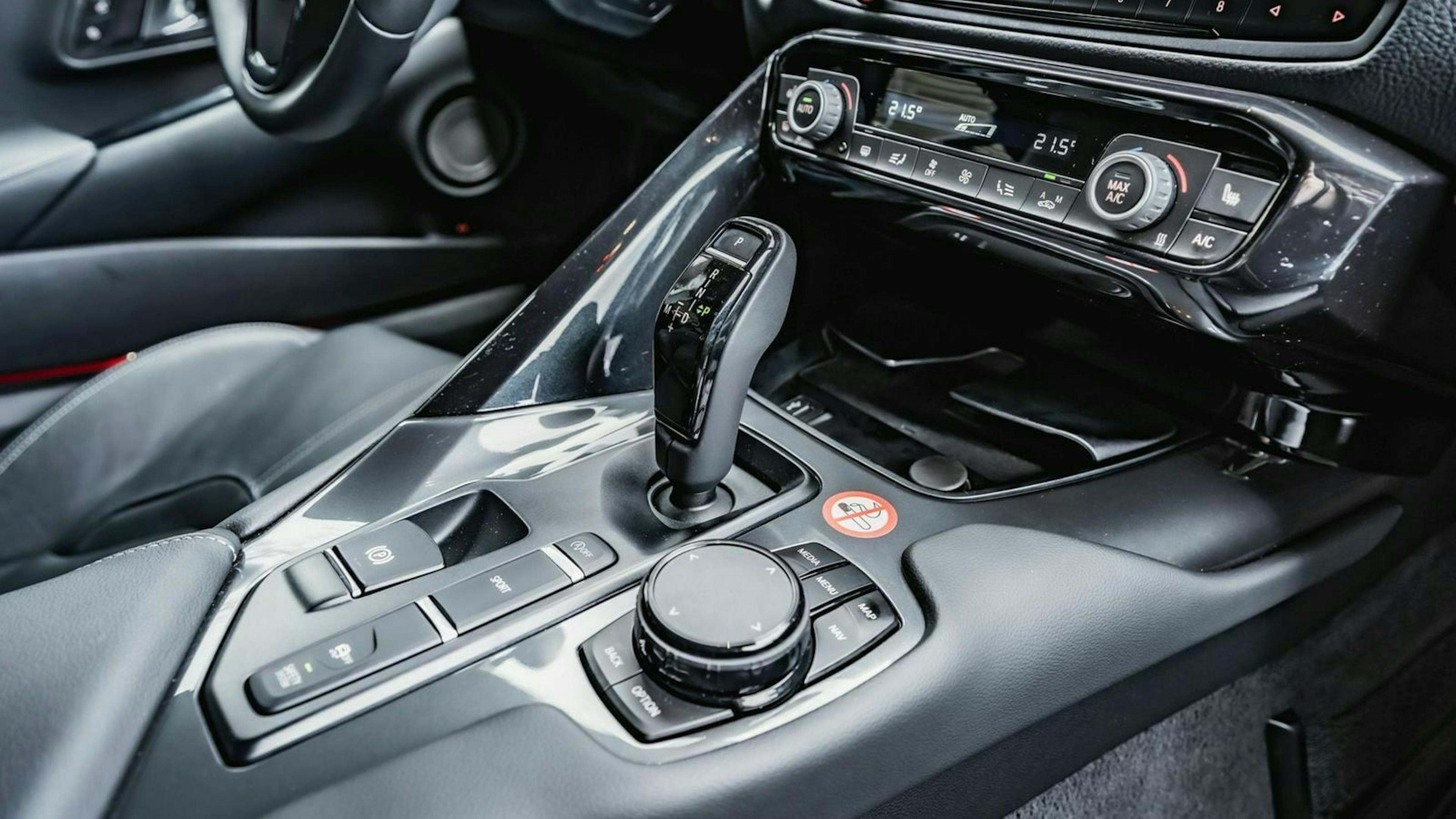 Zu sehen ist die Mittelkonsole des Toyota Supra Mk5 