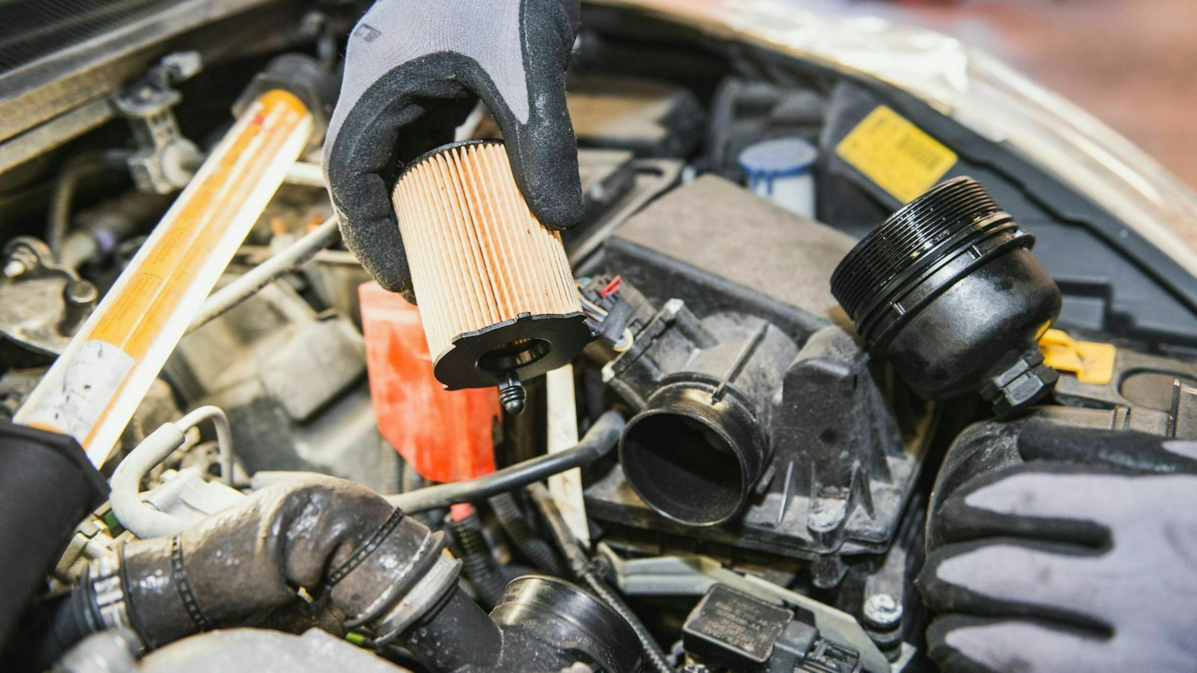 Auch der Ölfilter muss gewechselt werden