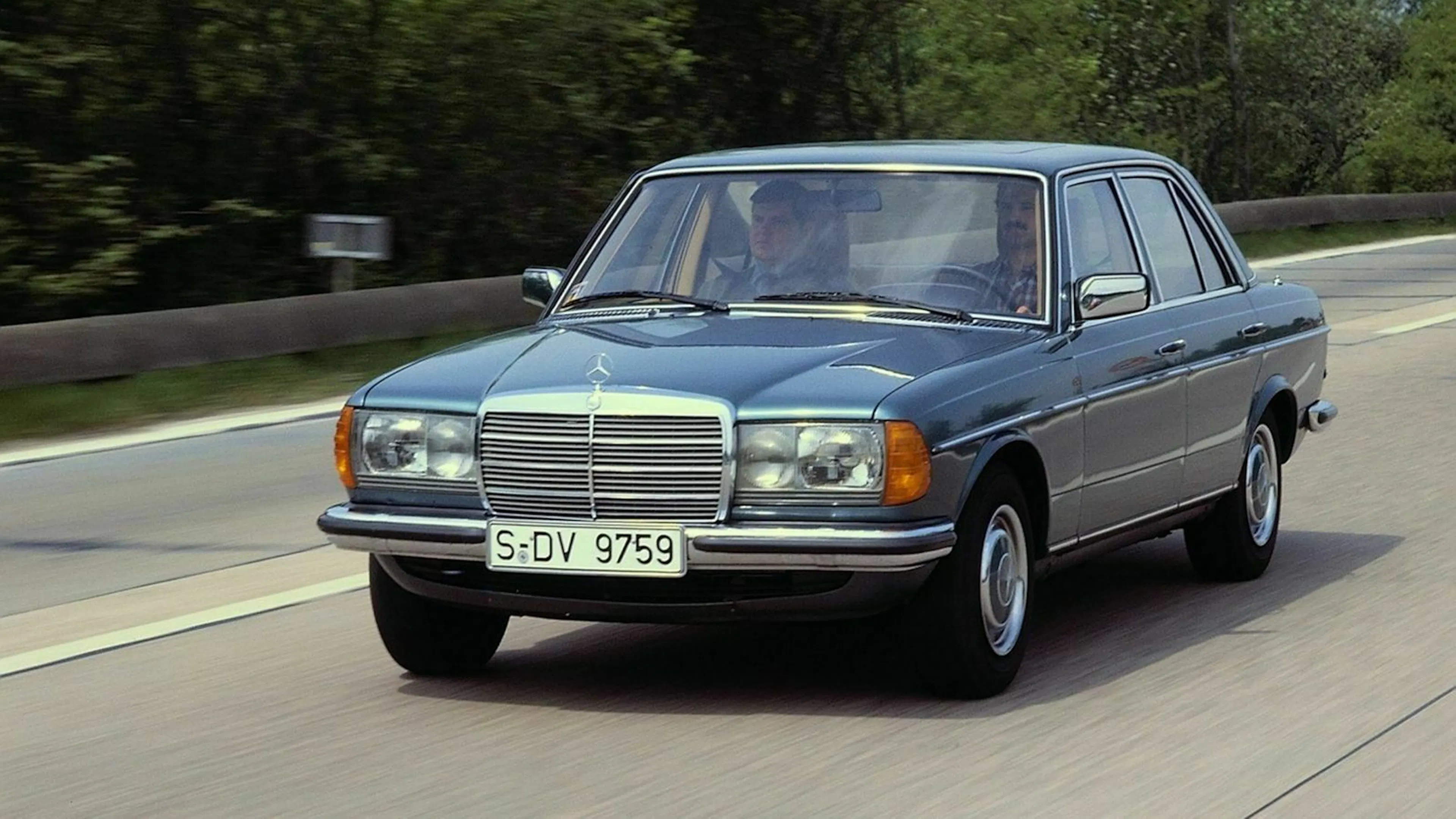 Mercedes-Benz fahrend in seitlicher Frontansicht