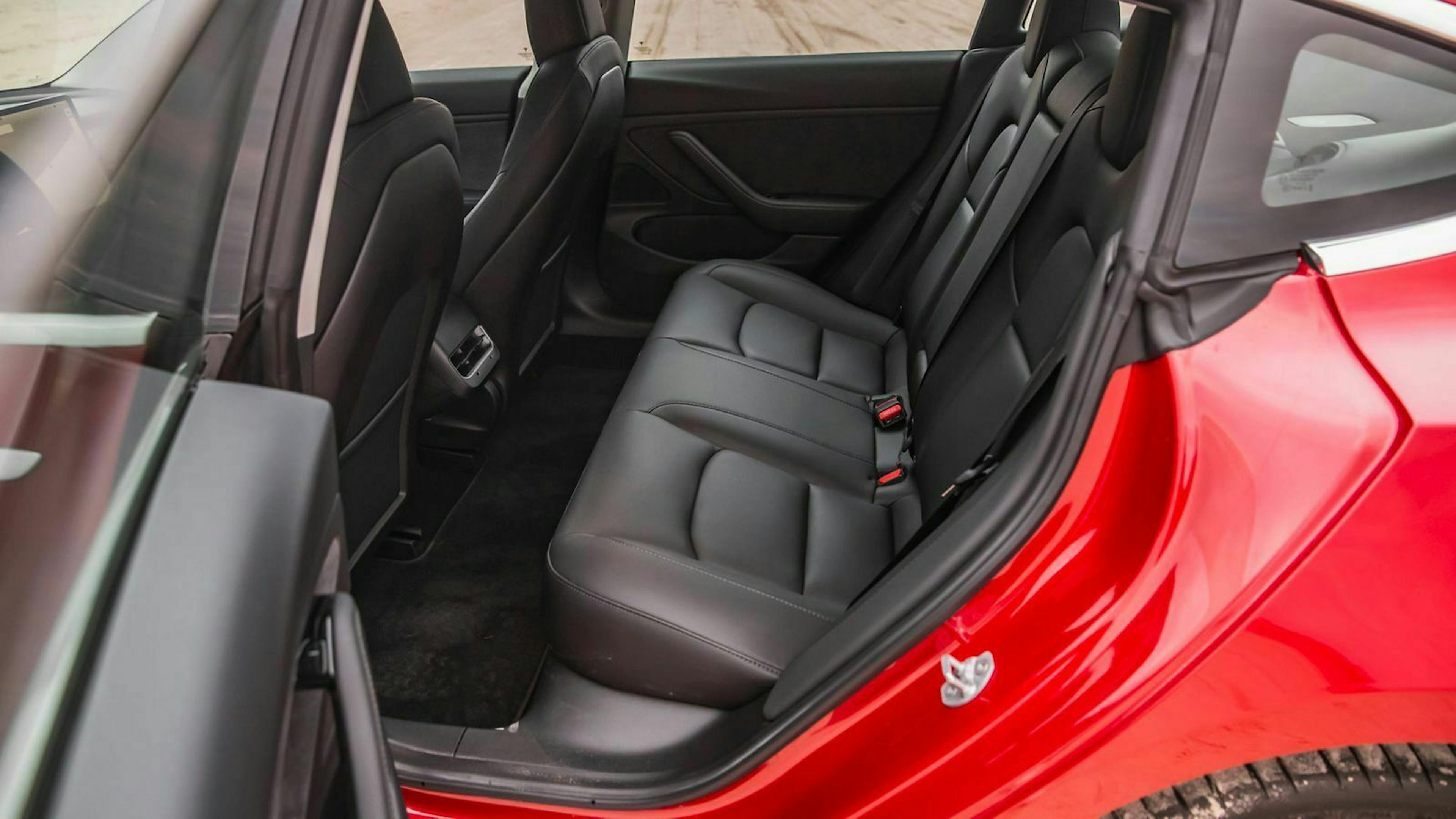 Auf der Rückbank des Tesla findet man viel Platz für Knie und Kopf