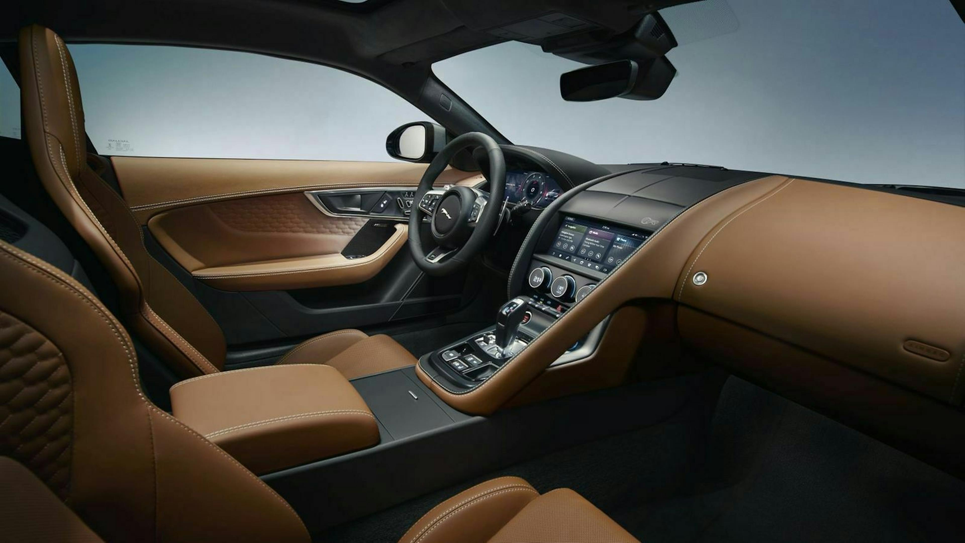 Zu sehen ist das Cockpit des  gelifteten Jaguar F-Type 