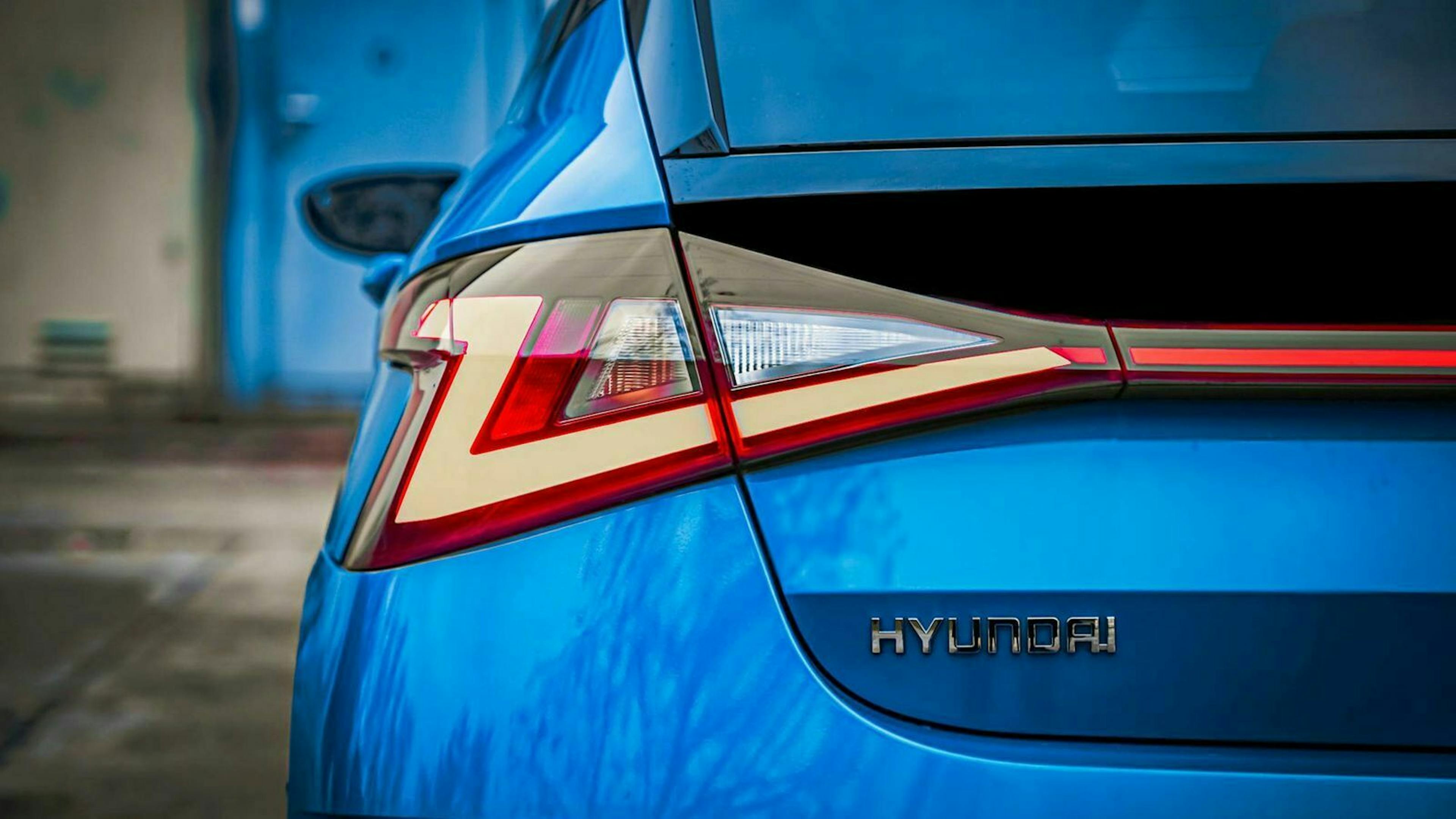 Zu sehen ist ein Rücklicht des Hyundai i20 2020 