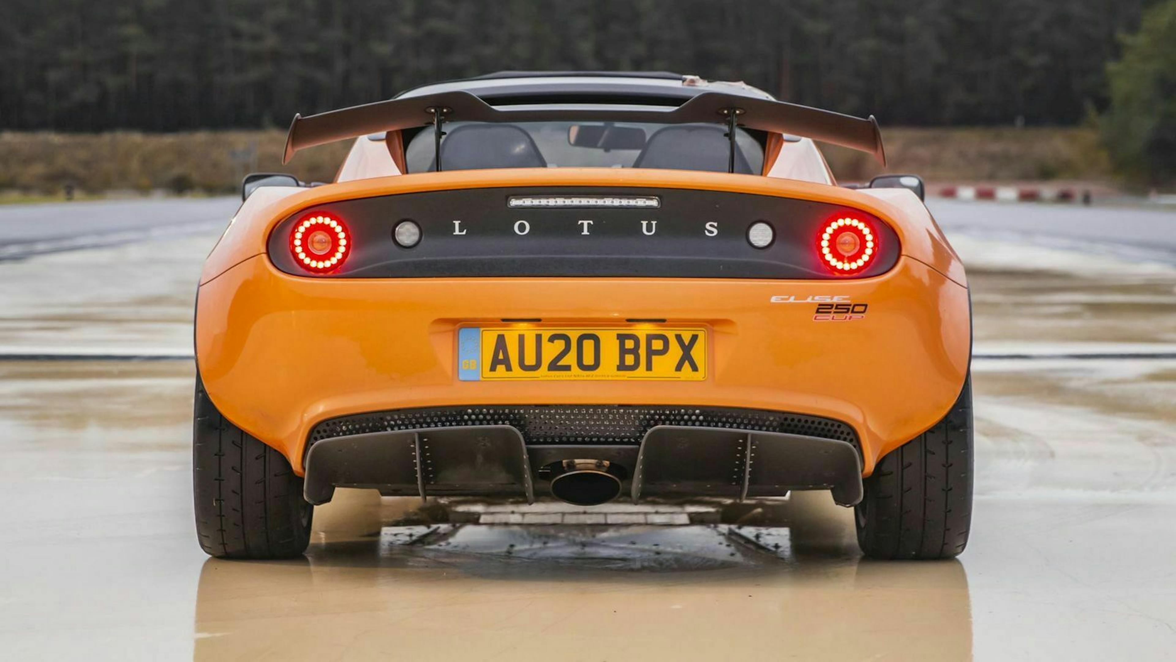 Zu sehen ist das Heck des Lotus Elise