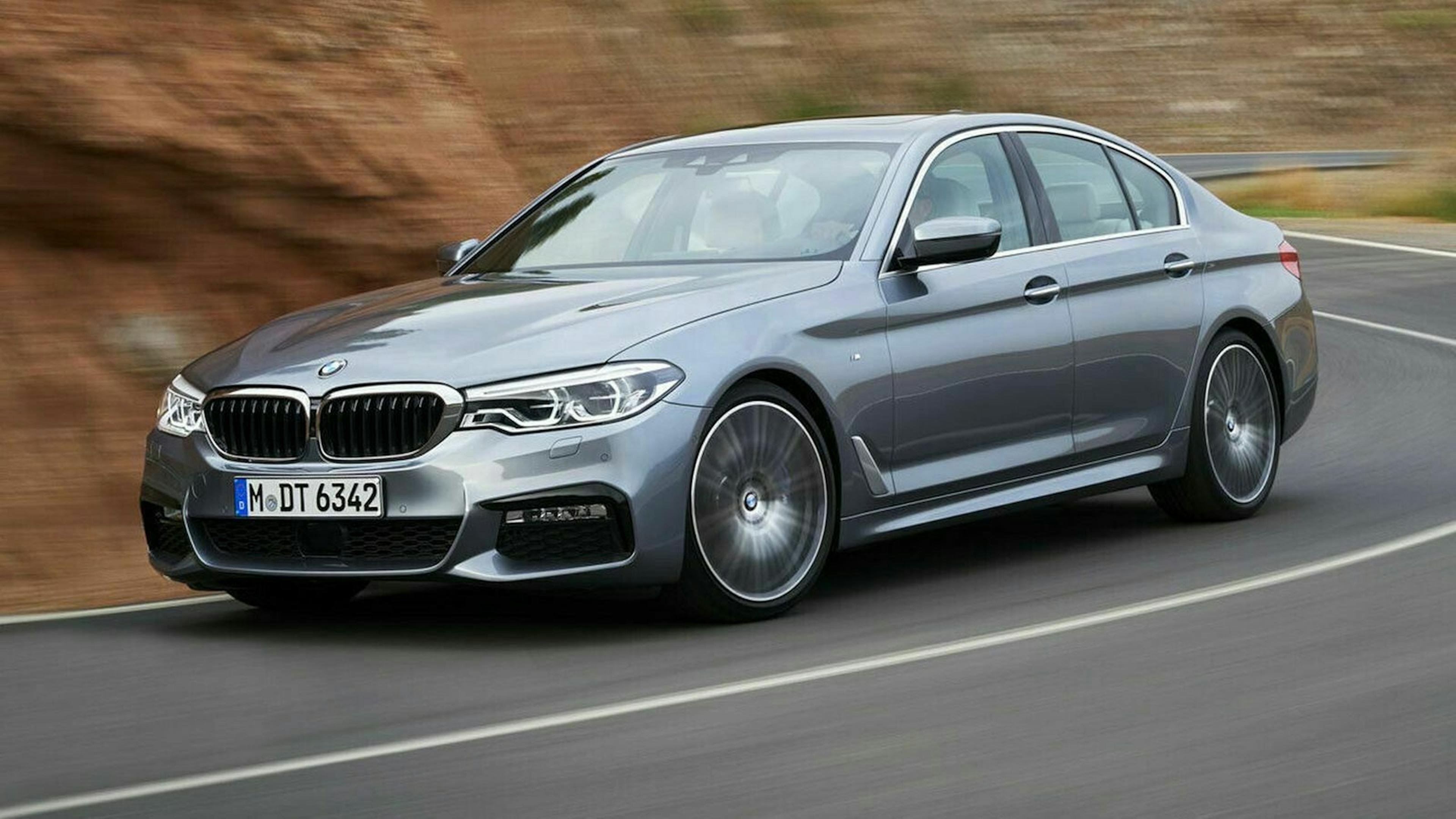 Der BMW 5er Touring in seitlicher Frontansicht fahrend