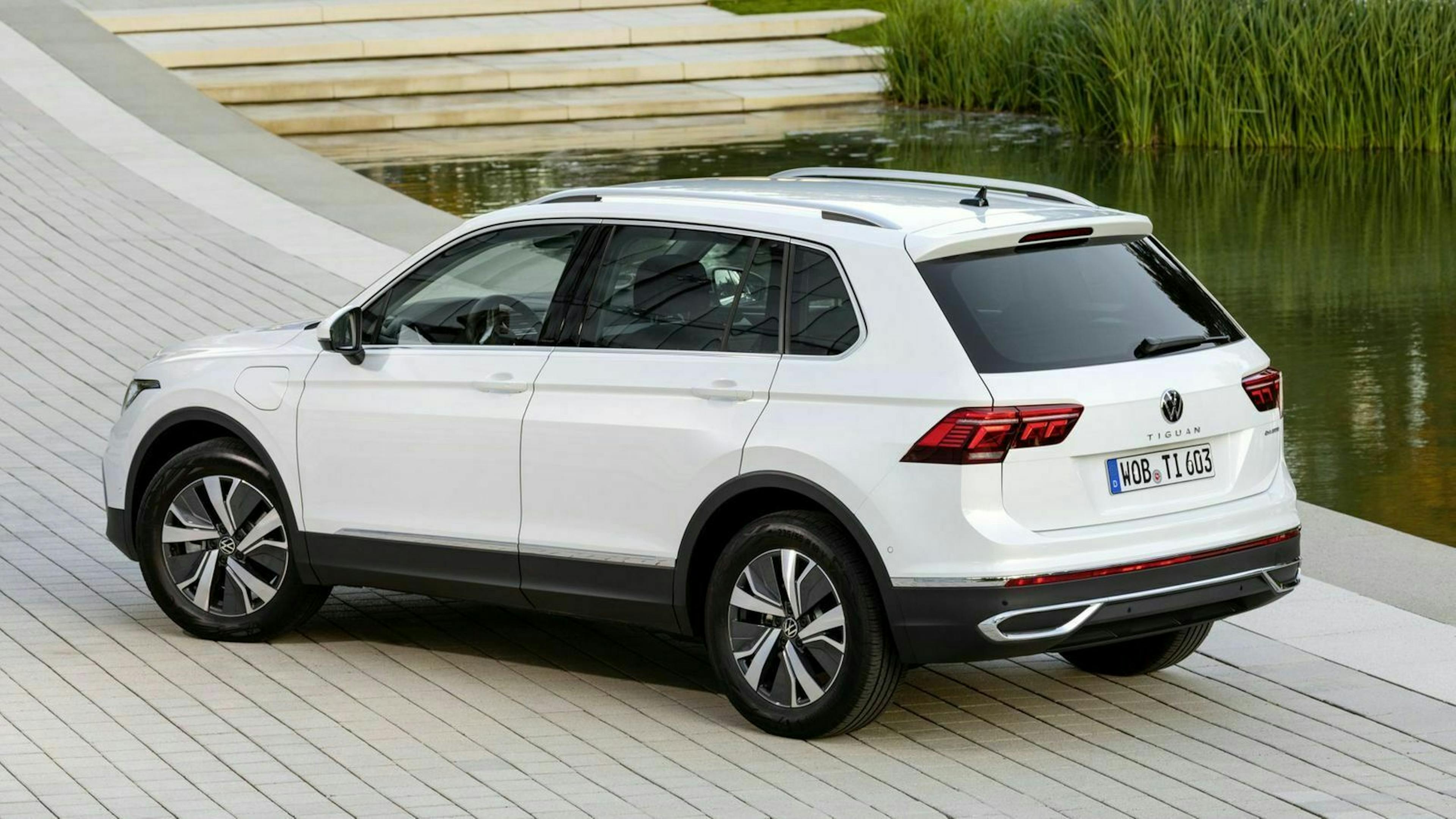VW Tiguan Tiguan eHybrid Dreiviertel-Heckansicht