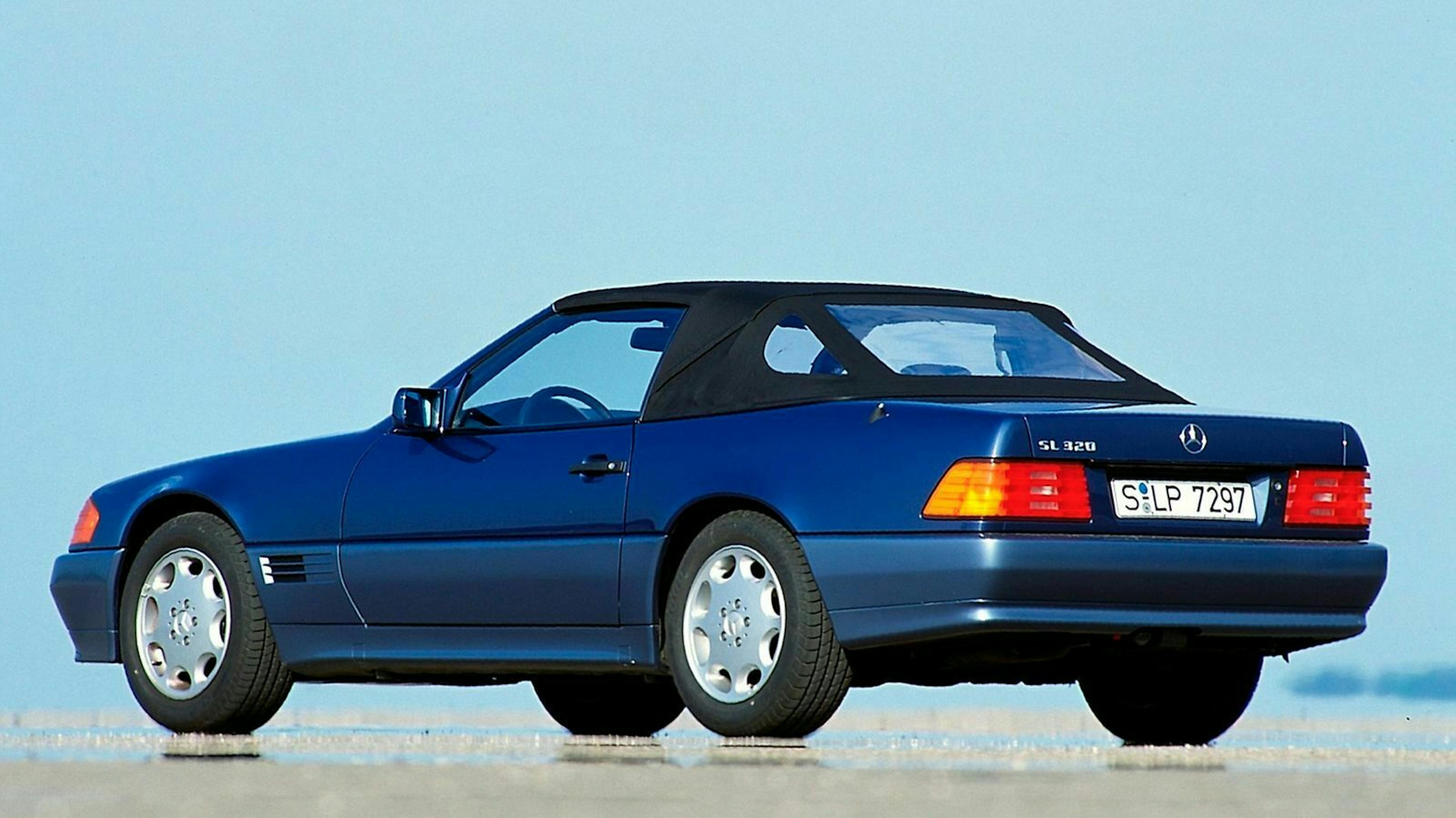 Mercedes SL in der Ansicht von hinten links, stehend