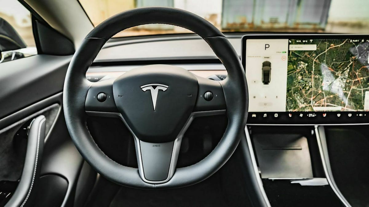 Das Lenkrad und Display des Tesla Modell 3