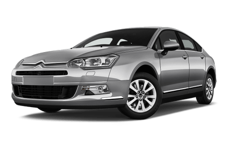 Silberner Citroën C5, Frontansicht, vor weißem Hintergrund. Modernes Design mit markanten Scheinwerfern und eleganten Linien.