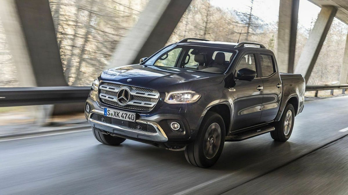 Zu sehen ist die Mercedes X-Klasse, fahrend