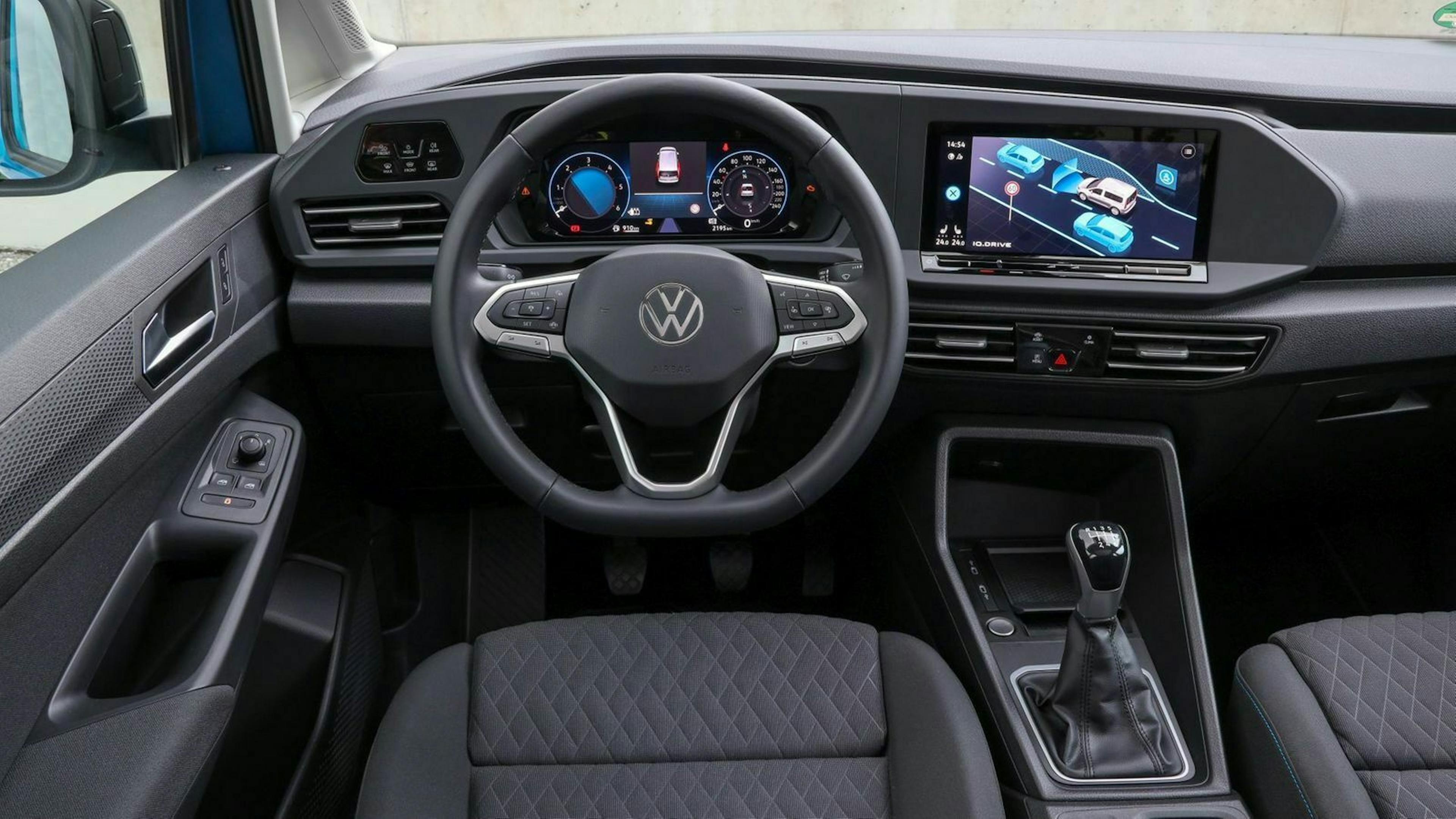 Der VW Caddy 5 (2020) mit Sicht auf das Lenkrad 