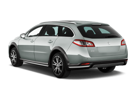 Silberner Kombi von hinten, schräg seitlich. Elegante Karosserie, schwarze Fensterrahmen und Felgen, klare Heckleuchten.