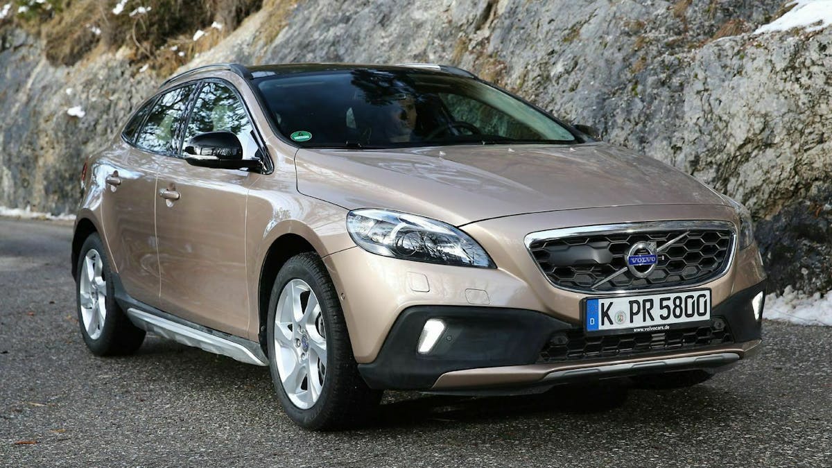 Volvo V40 Cross Country in der Ansicht von vorne-rechts, stehend
