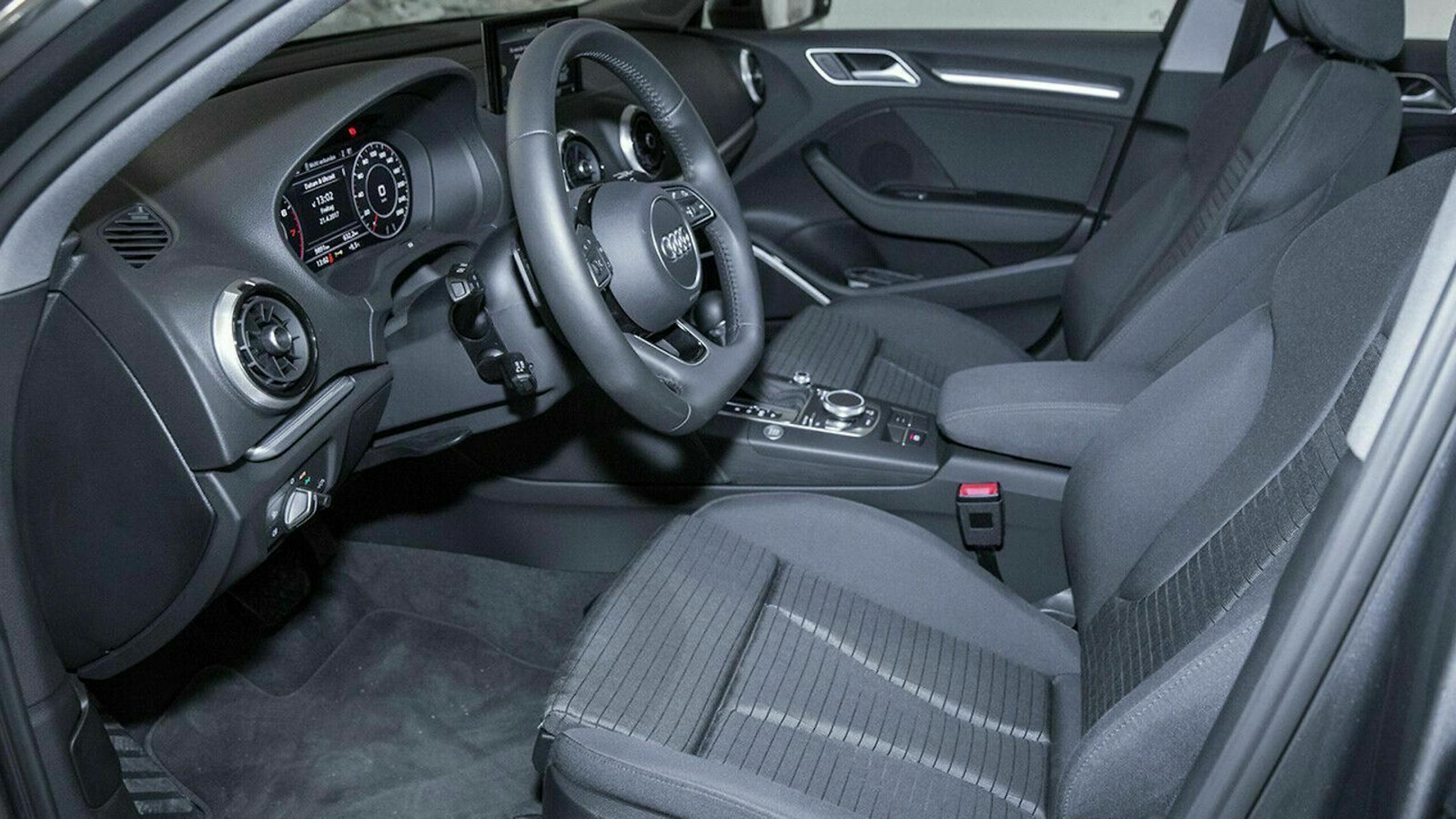 Die Bedienungstasten (Tasten, Schalter und Knöpfe) des Audi A3 fühlen sich ,durch die bessere Materialauswahl, nobler an.