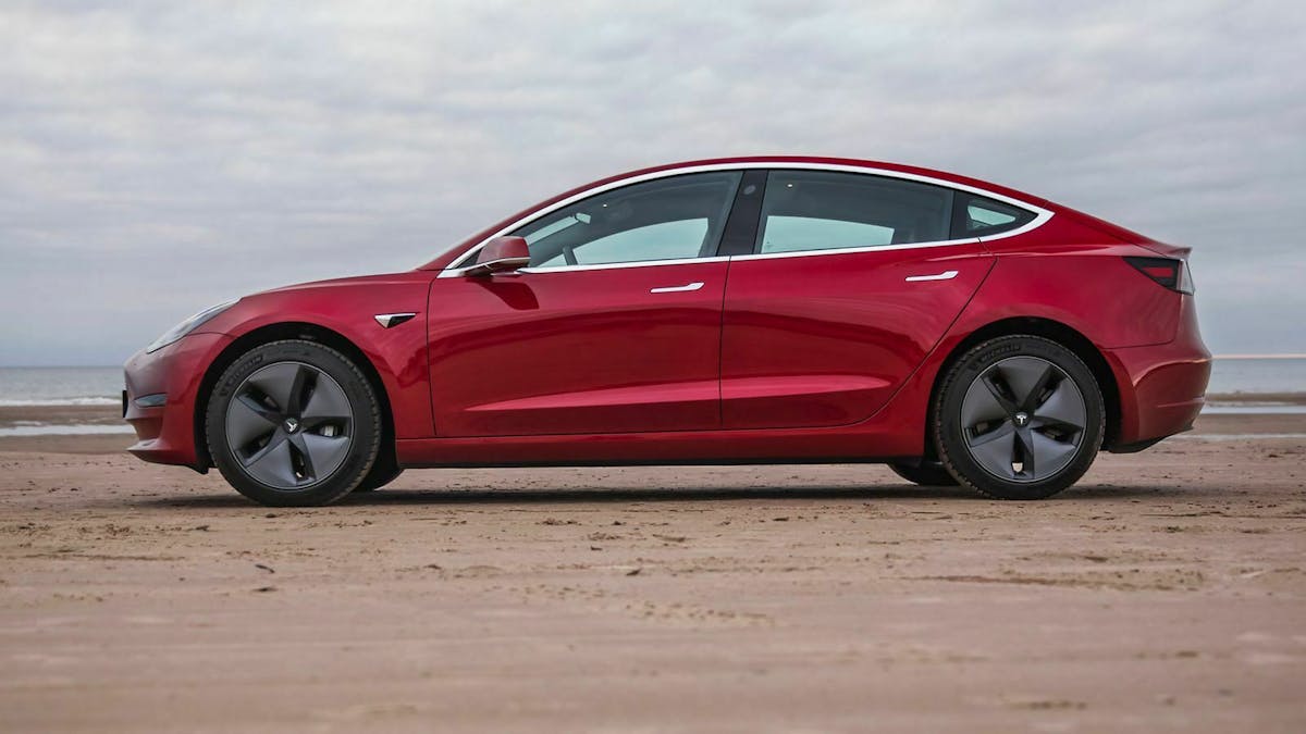 Der Tesla Model 3 in der Außenlackierung 'Red Multi-Coat'