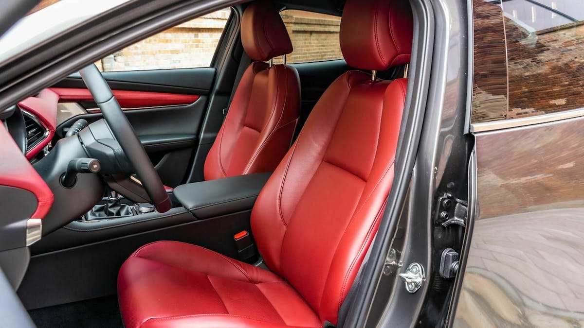 Mazda 3 Skyactiv Blick durch die Fahrertür