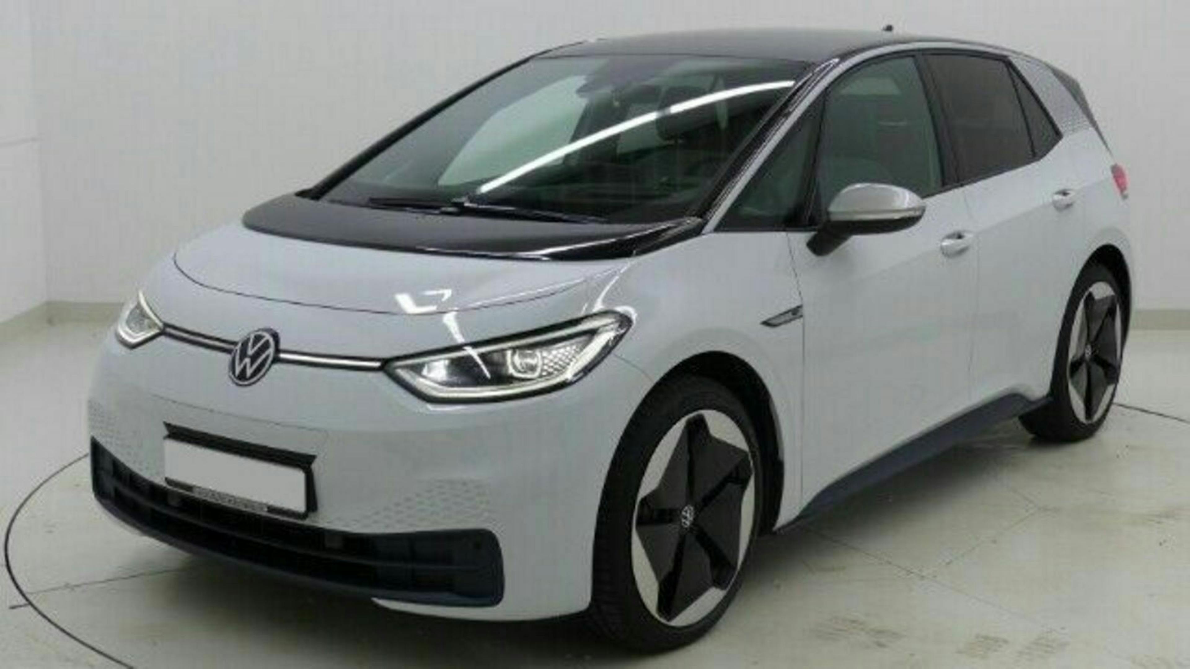 Weißer Volkswagen ID.3 Elektroauto in einem Showroom, von vorne links fotografiert, mit schwarzen Details und modernen Scheinwerfern.