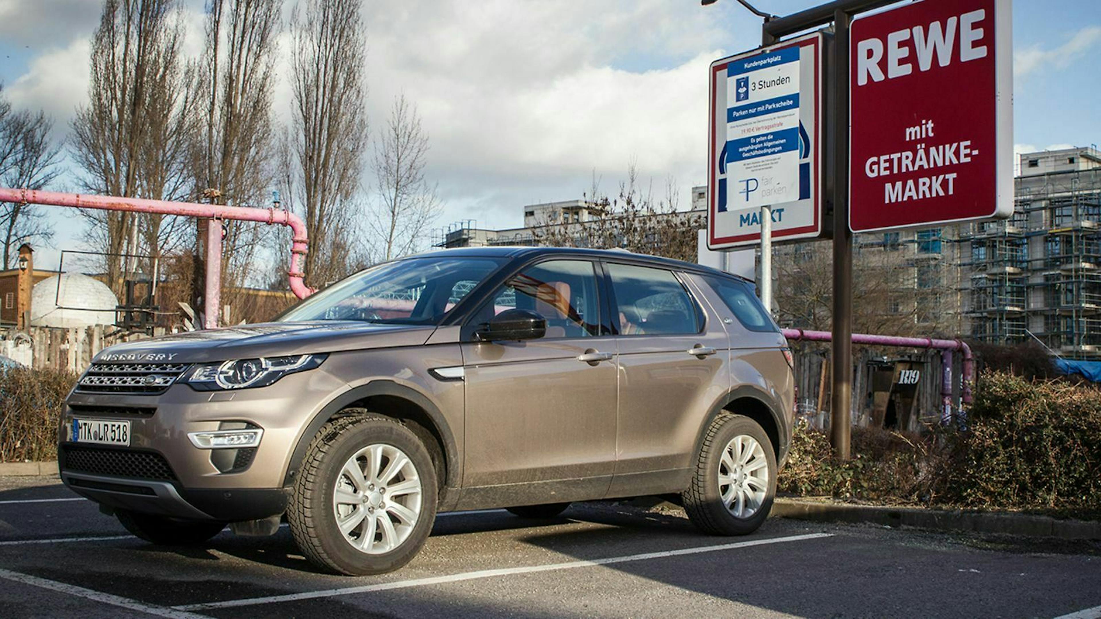 Land Rover parkt auf einem Rewe-Parkplatz