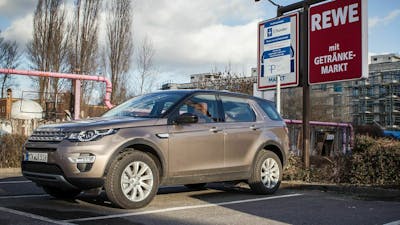 Land Rover parkt auf einem Rewe-Parkplatz