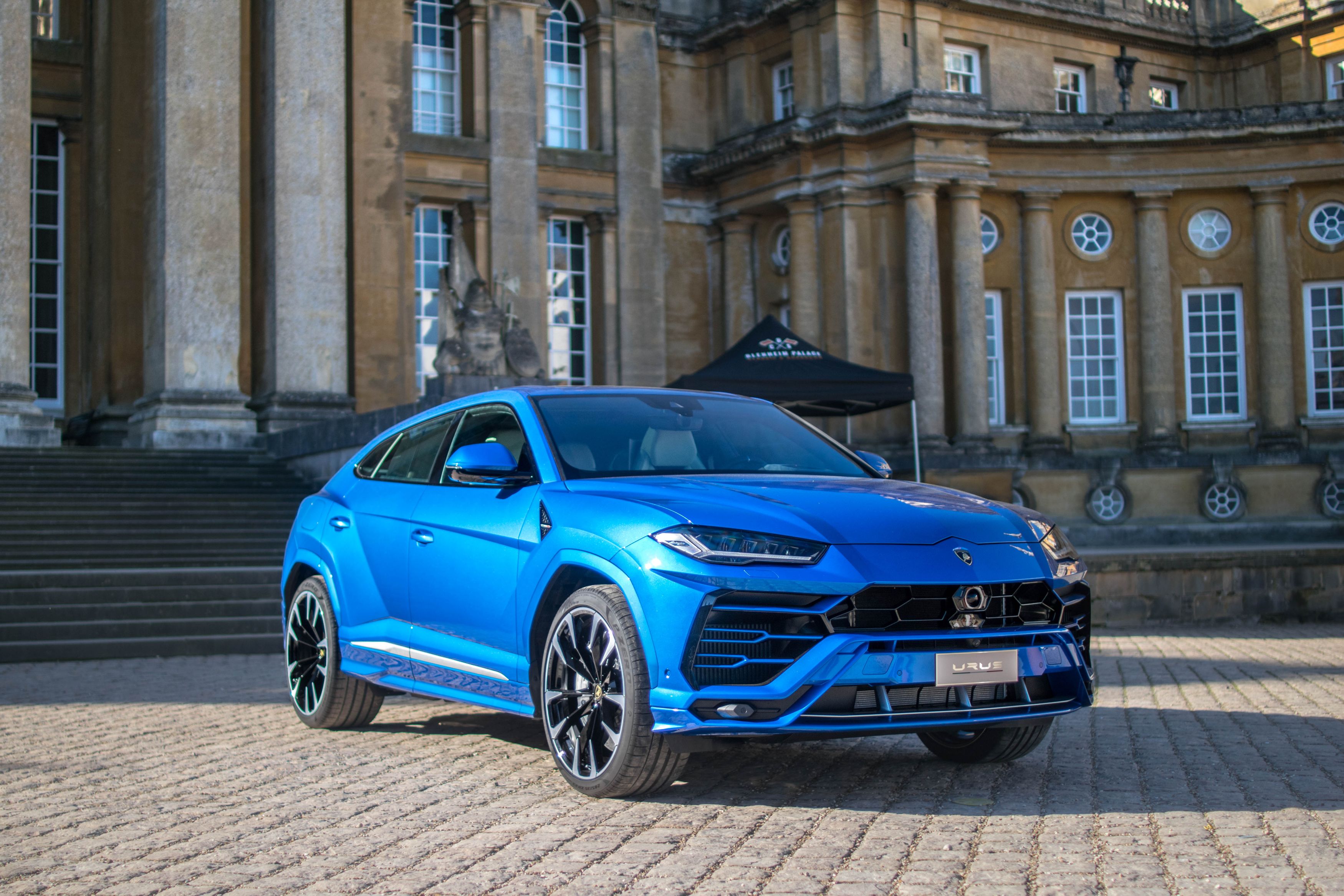 Lamborghini Urus parkt vor einem Schloss