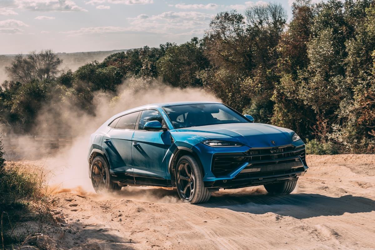 Lamborghini Urus fährt durch Sand