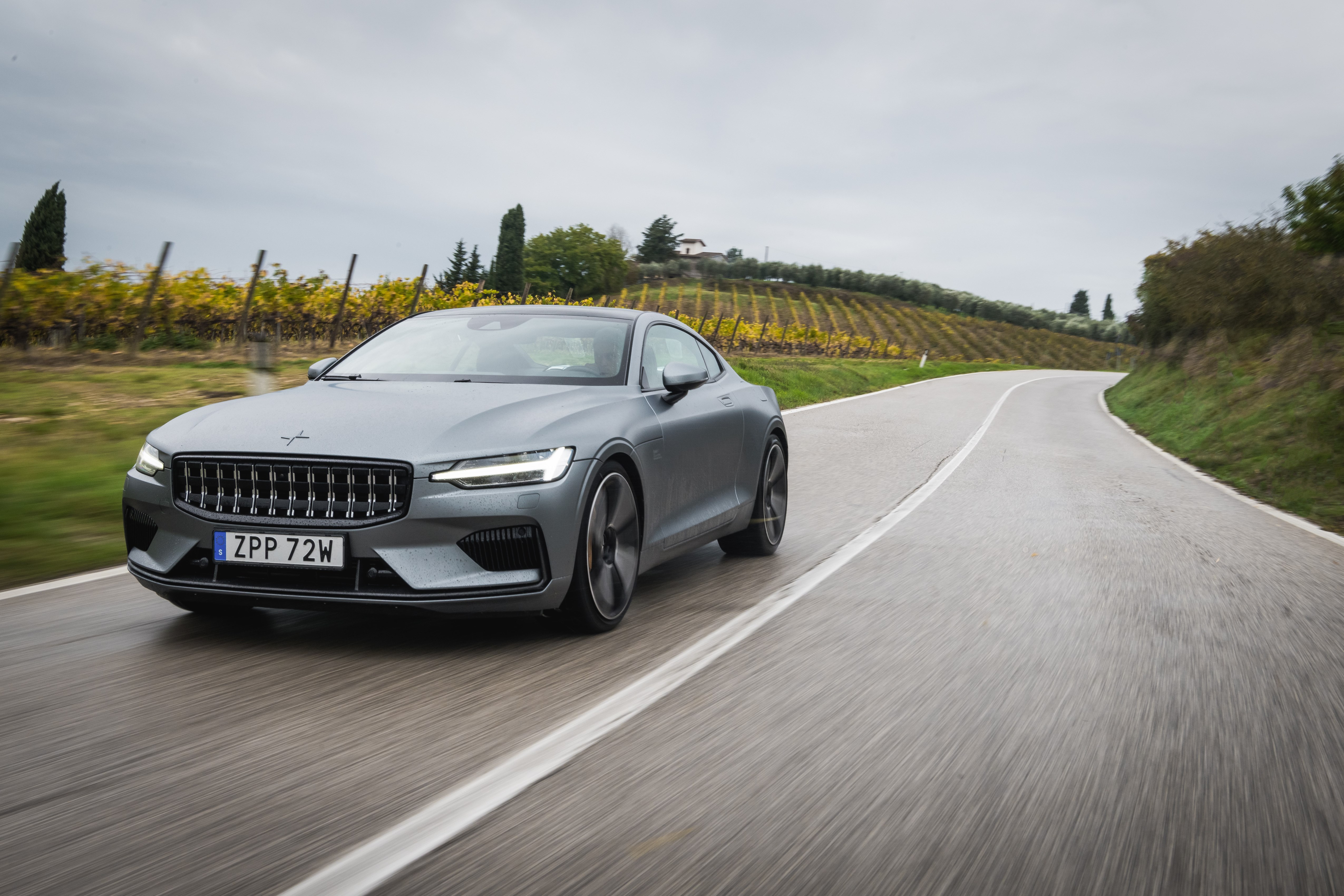 Polestar 1 fährt auf der Landstraße