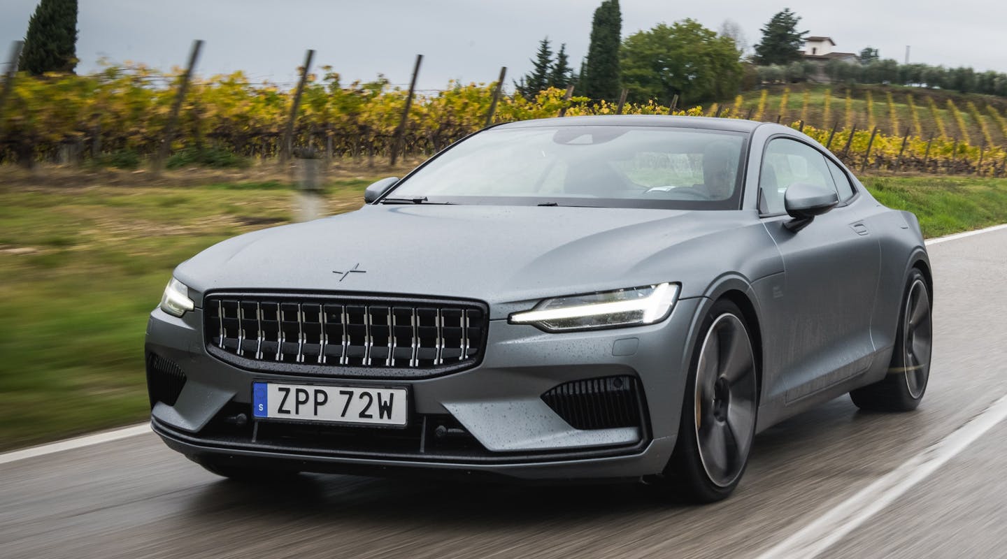 Polestar 1 fährt auf der Landstraße