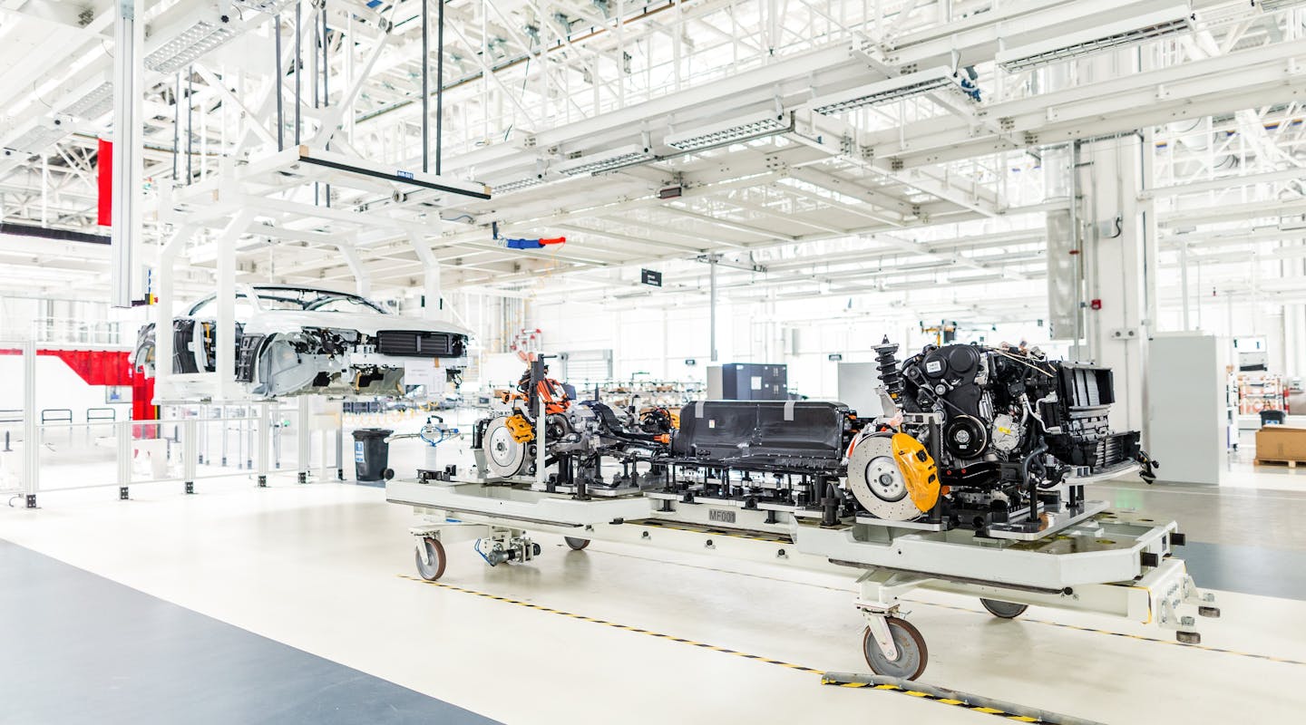 Polestar 1 Antriebsstrang auf Fließband