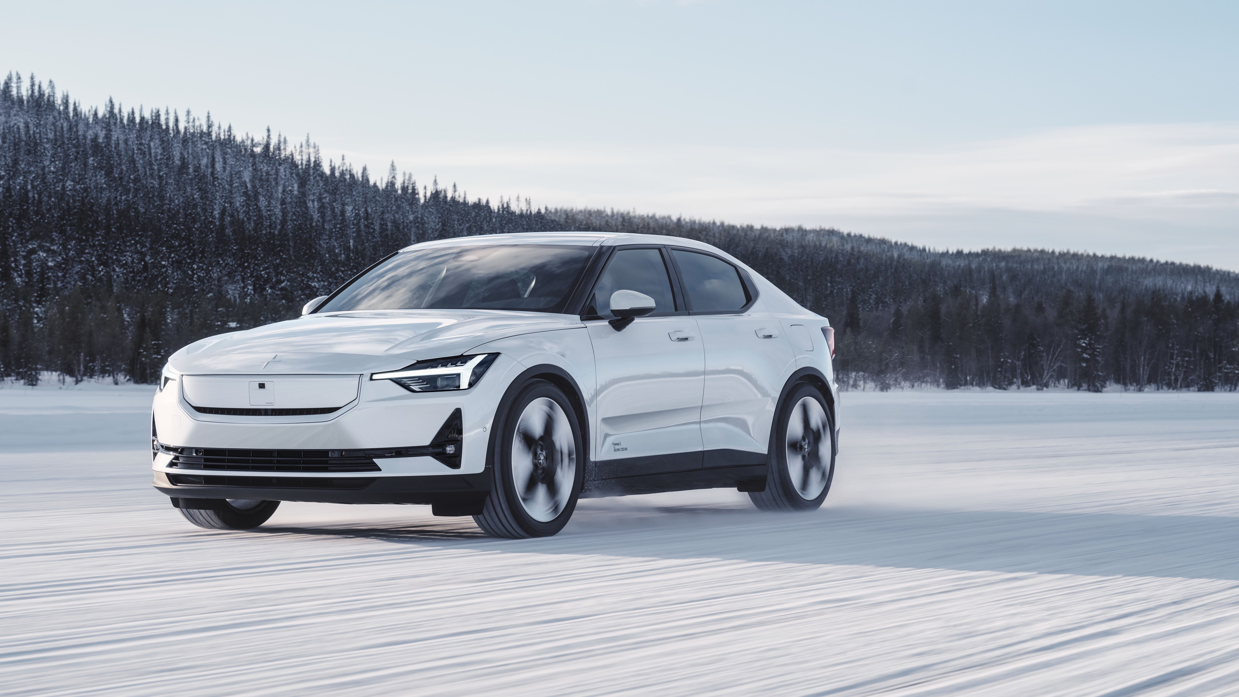 Polestar 2 fährt auf Schnee