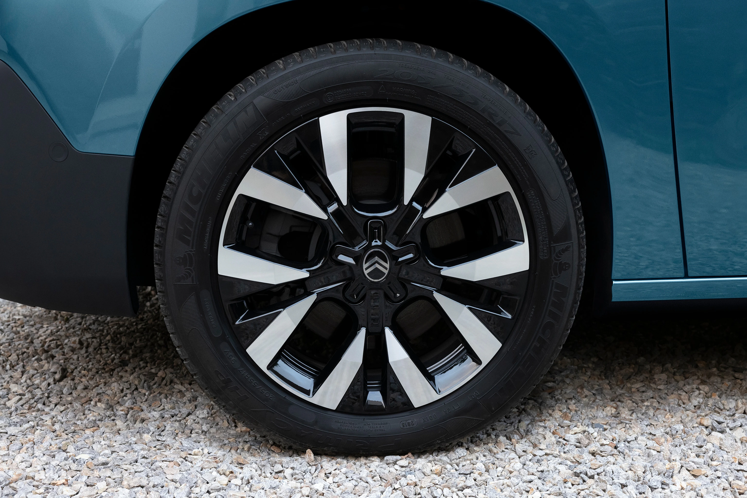 Die Felge an einem Citroen e-Berlingo