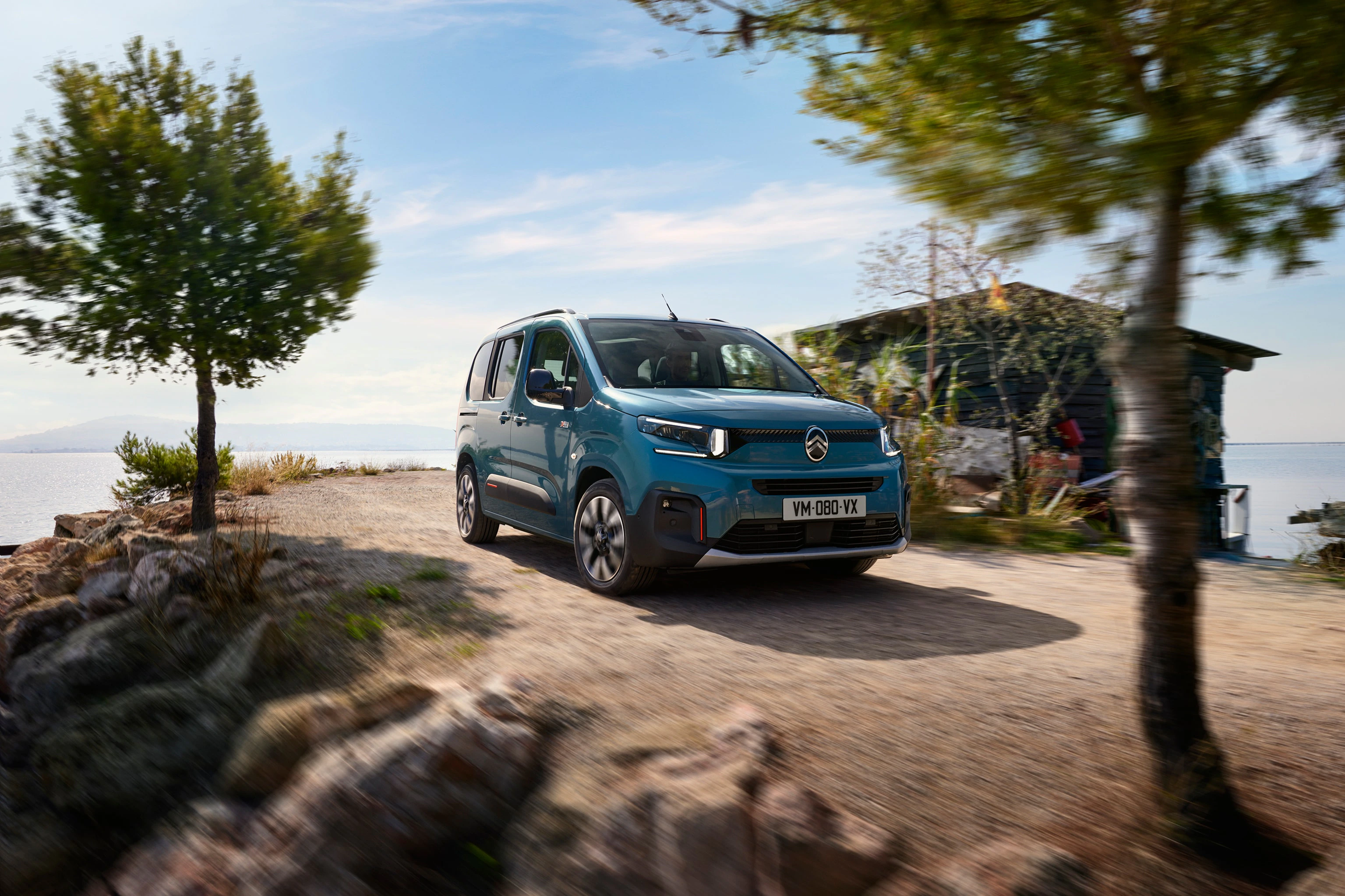 Die Front eines fahrenden Citroen e-Berlingo