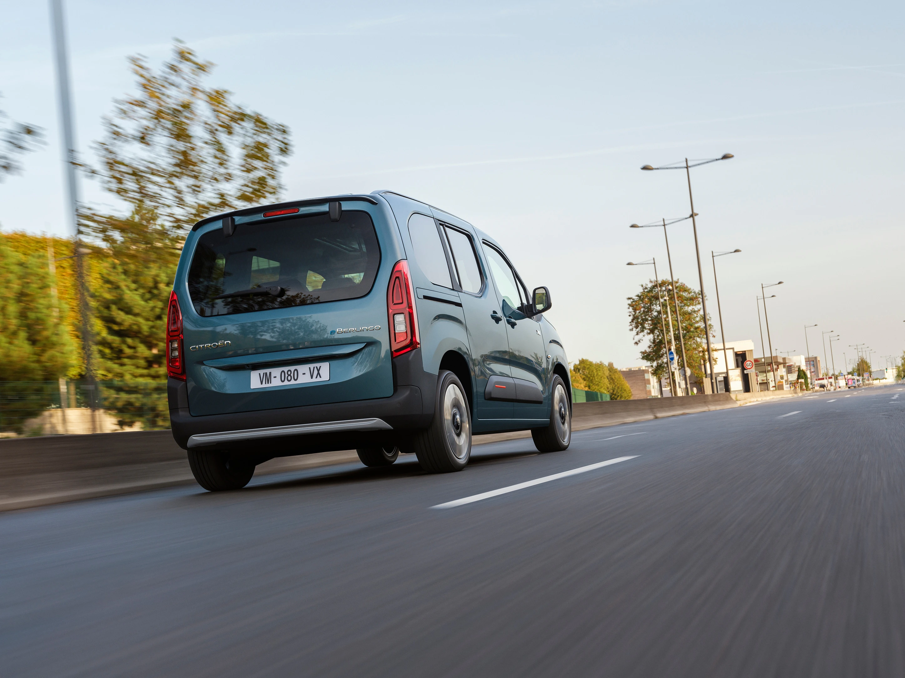 Das Heck eines fahrenden Citroen e-Berlingo
