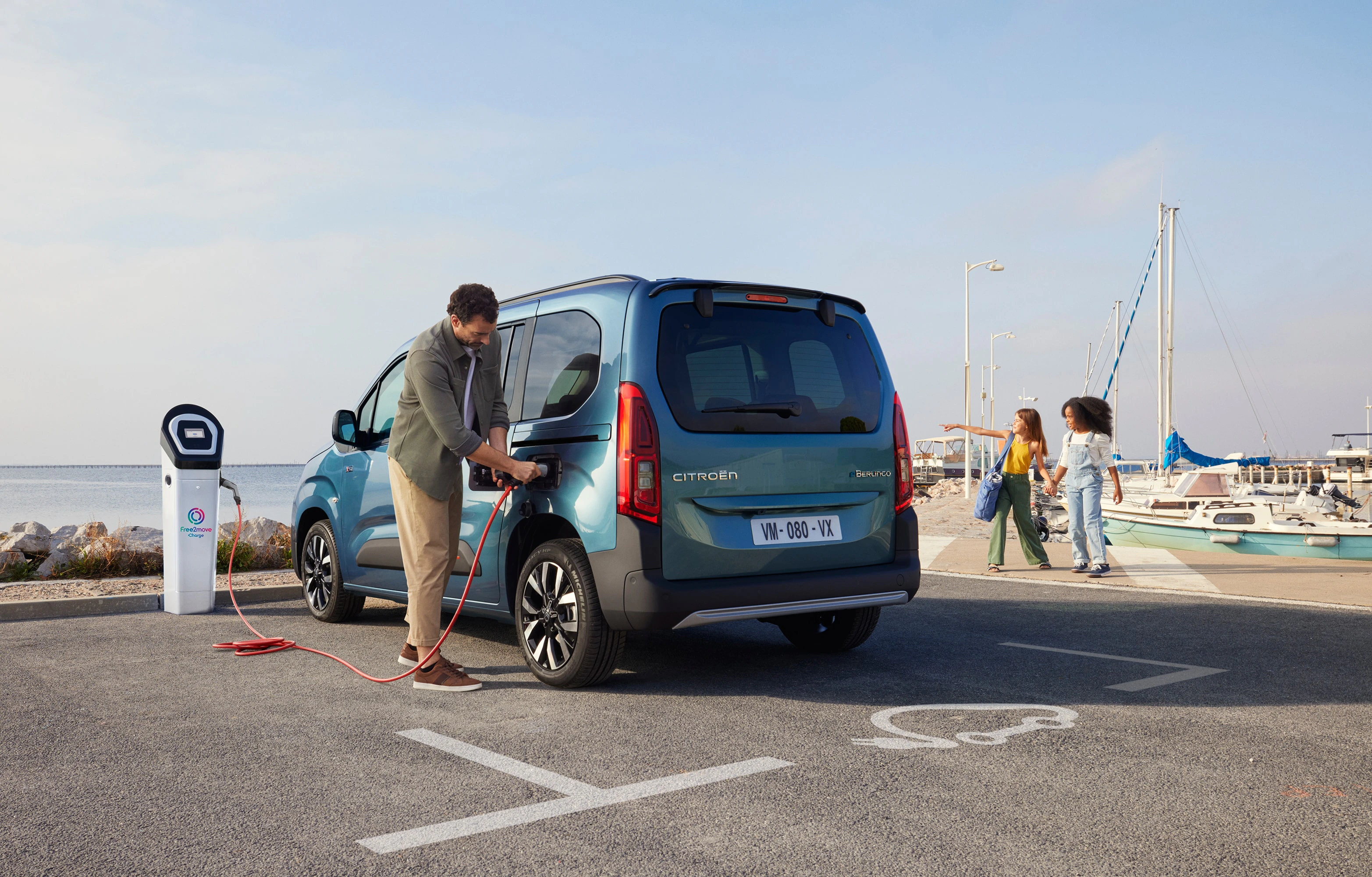 Das Heck eines Citroen e-Berlingo am Meer