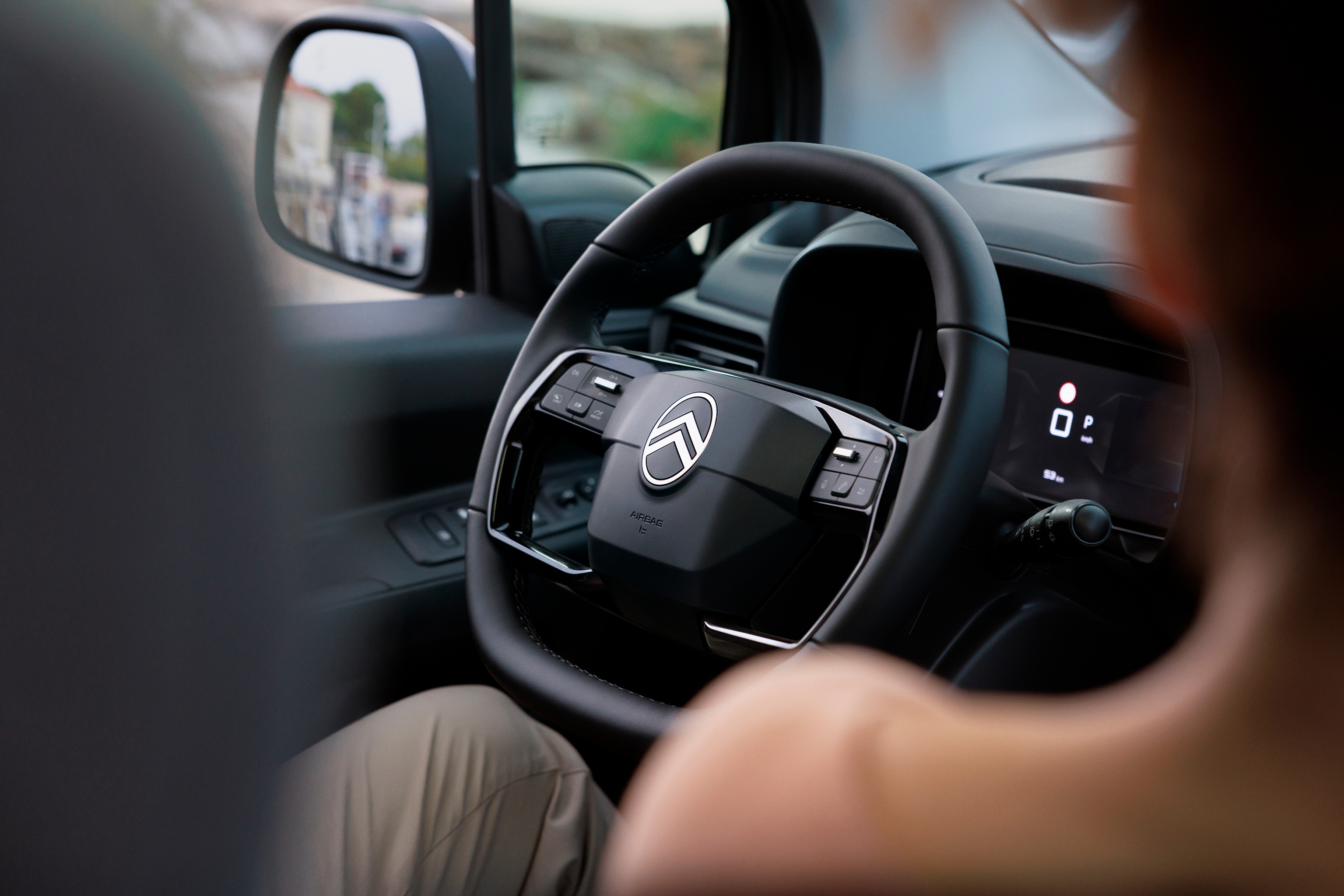 Das Lenkrad in einem Citroen e-Berlingo