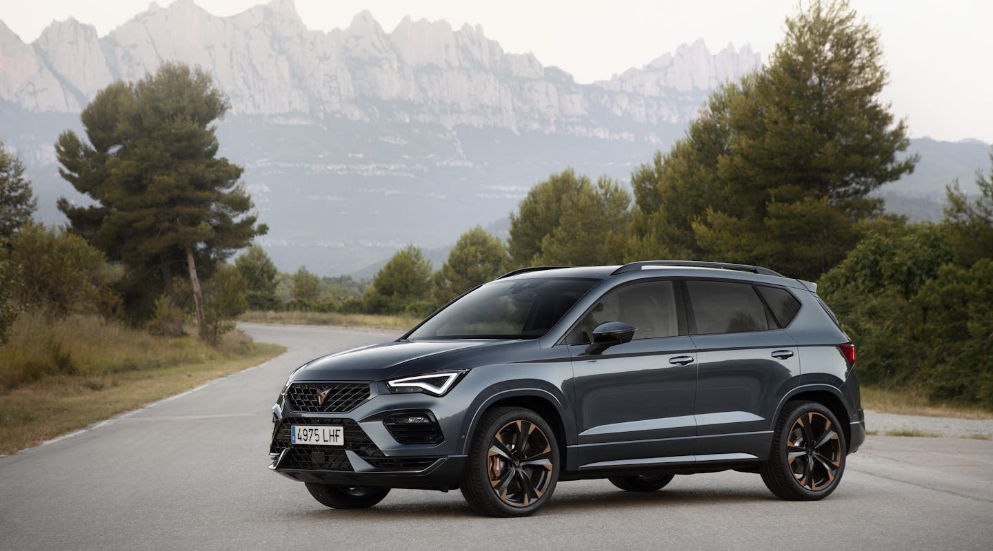 Cupra Ateca parkt vor einem Gebirge