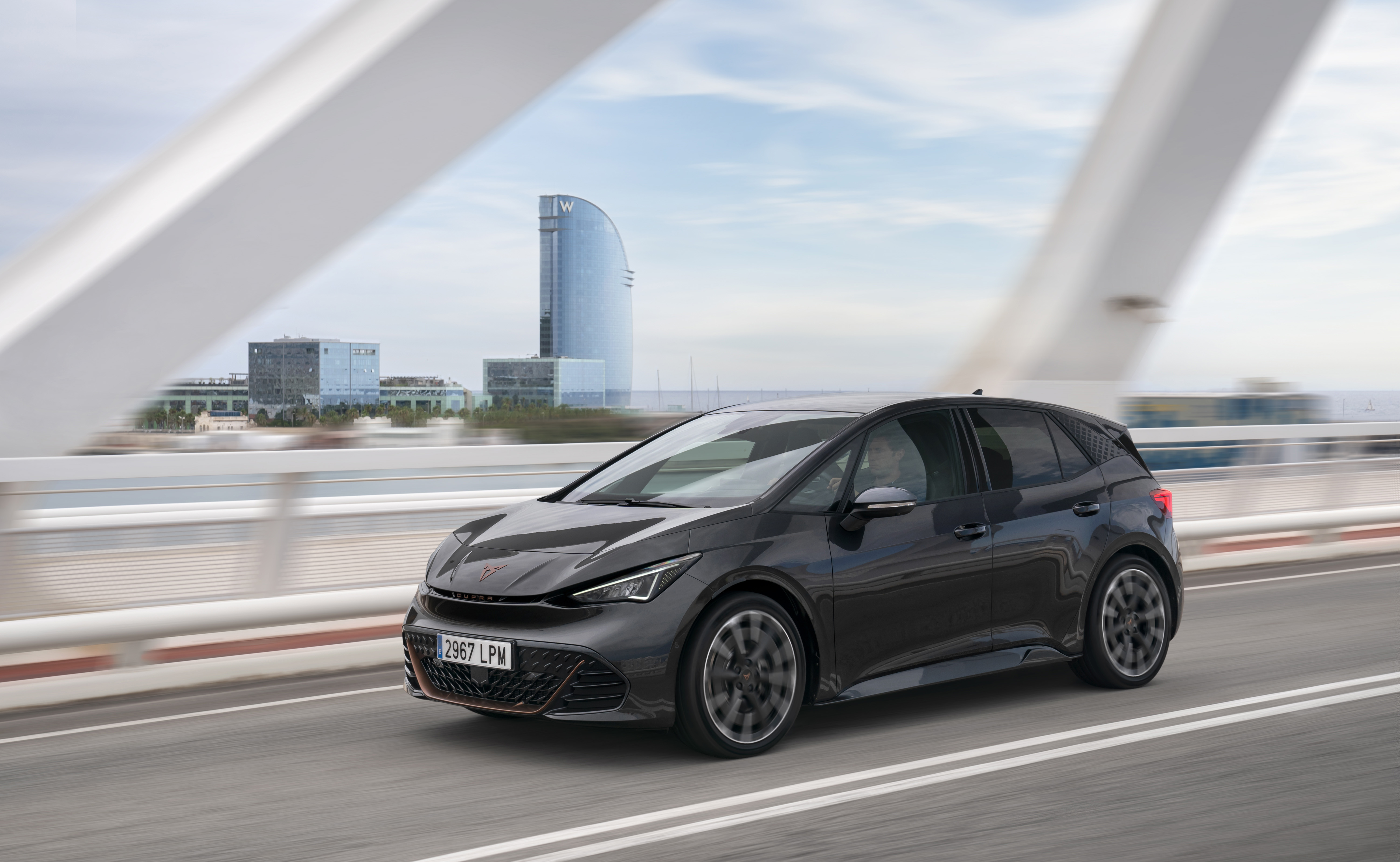 Cupra Born fährt über eine Brücke