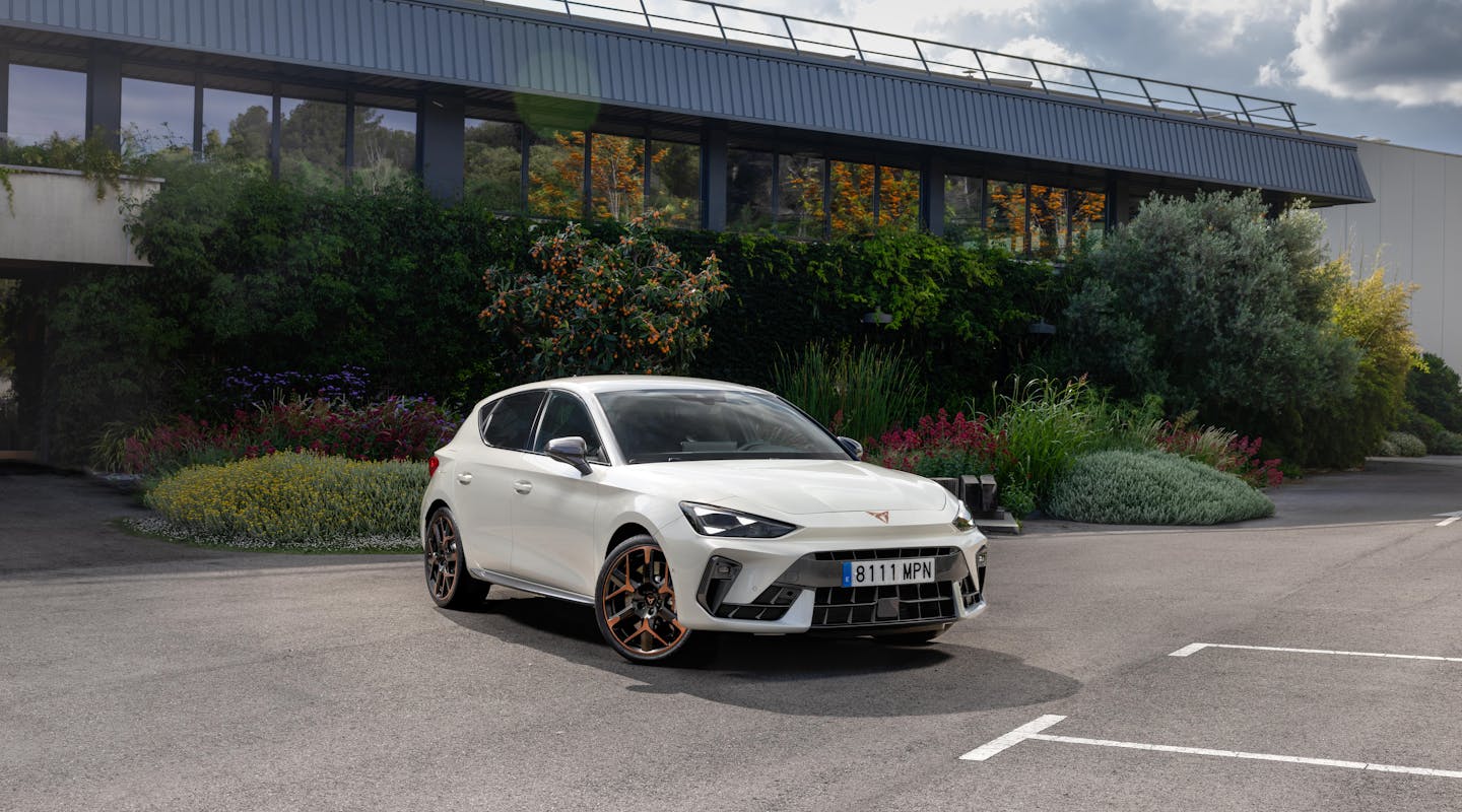 Cupra Leon parkt in der Stadt