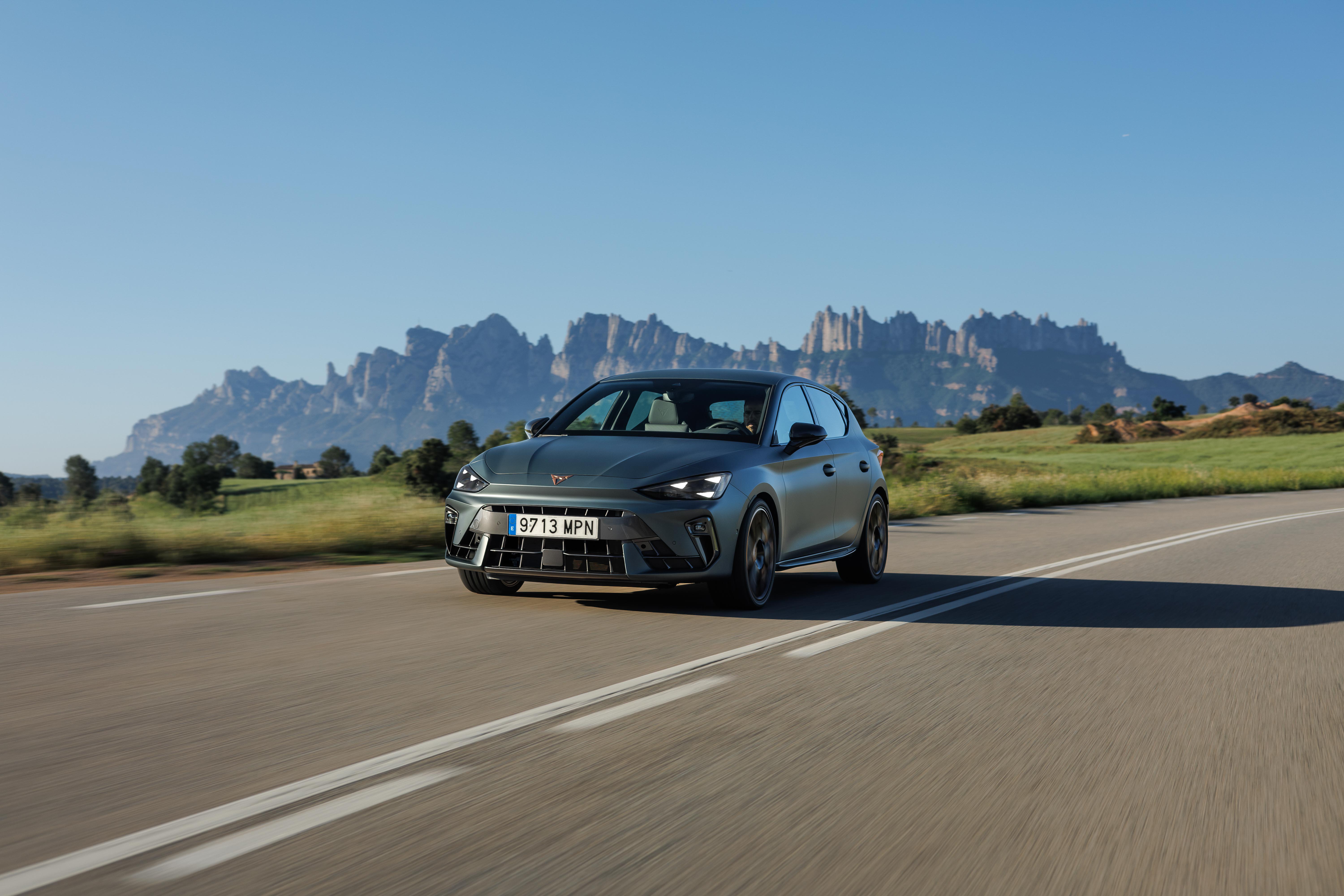 Cupra Leon fährt durchs Gebirge