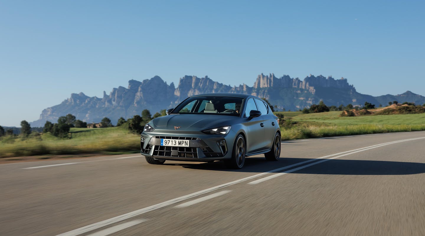 Cupra Leon fährt durchs Gebirge