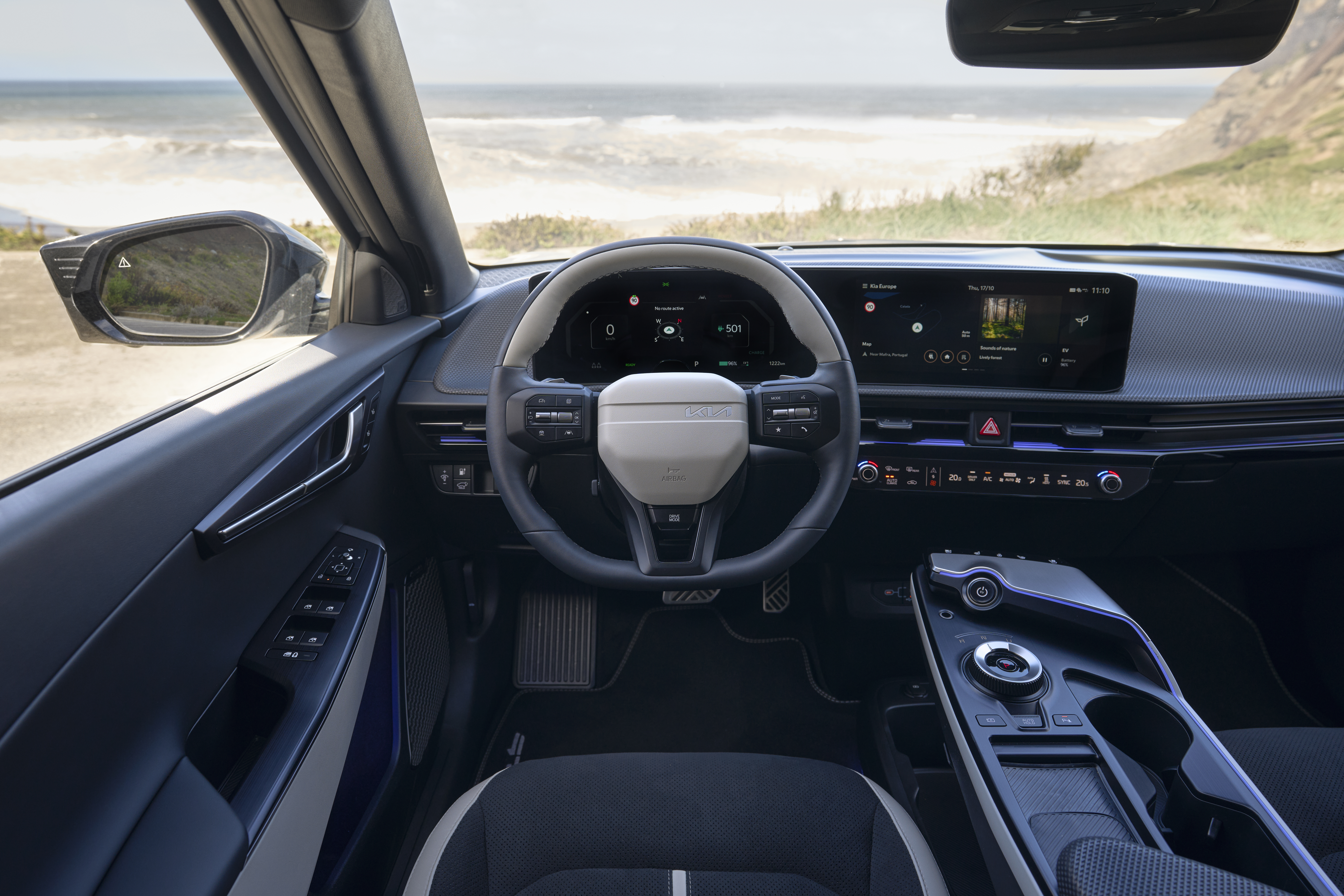 Cockpit of the Kia EV6 facelift with a view of the steering wheel, the digital instruments and the control screen.