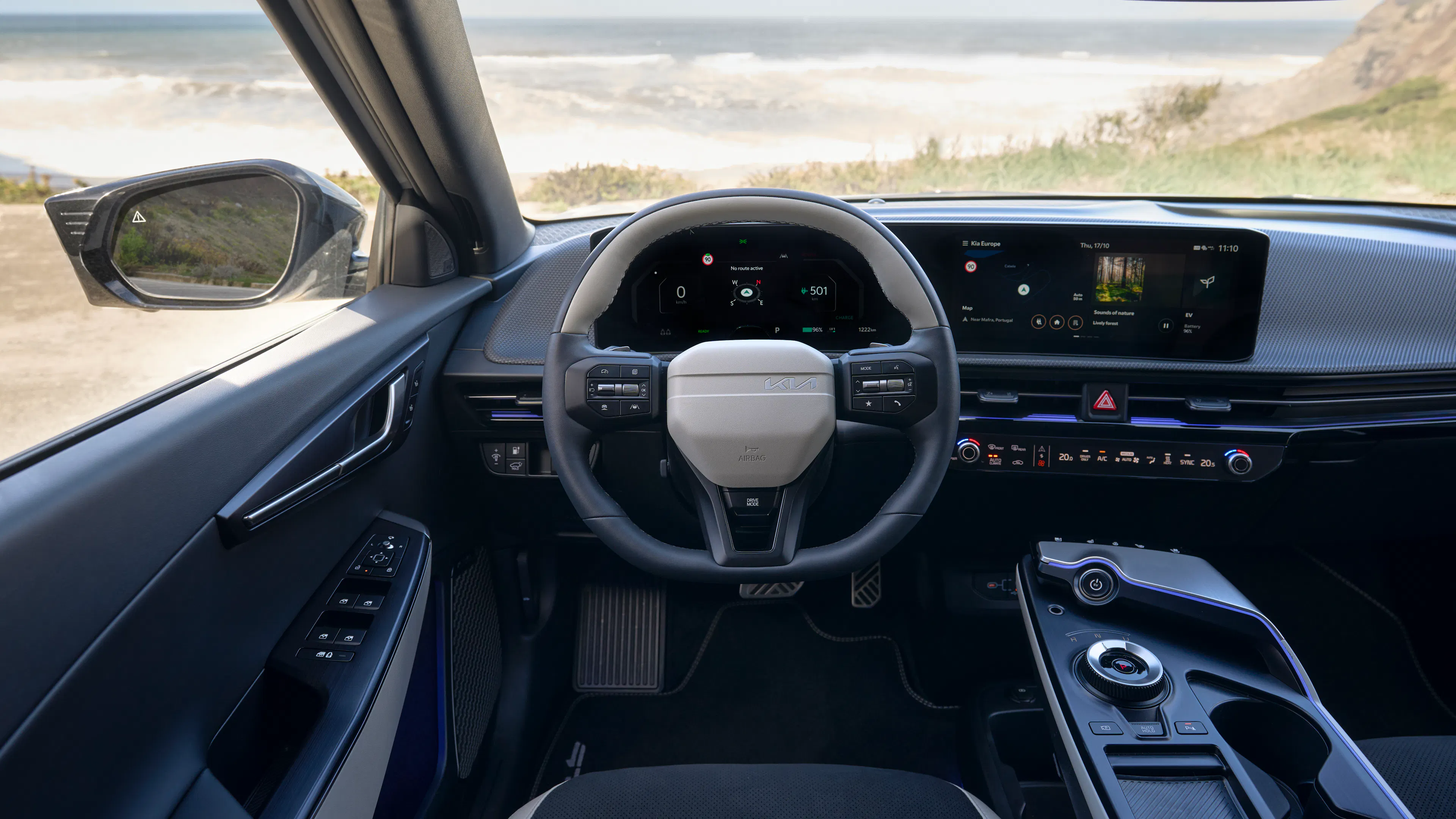 Cockpit of the Kia EV6 facelift with a view of the steering wheel, the digital instruments and the control screen.