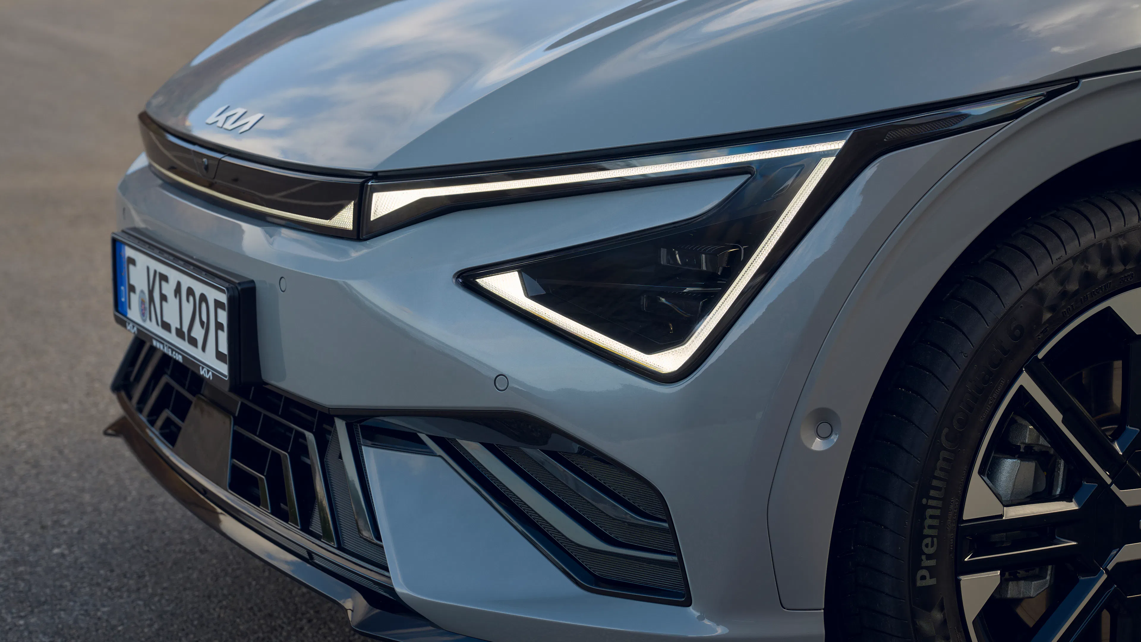 Standing Kia EV6 facelift. You can see the front end with the front lights in the side view.