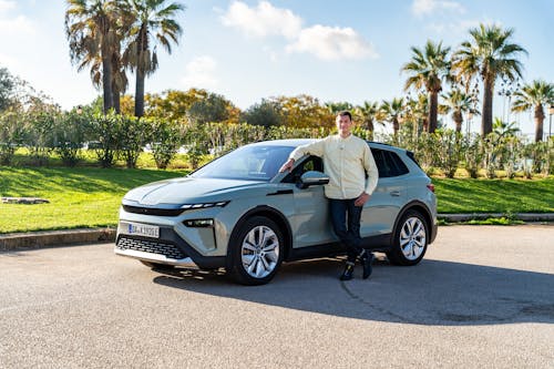 Weißgrauer Škoda Elroq mit einem Redakteur neben dem Auto stehend.