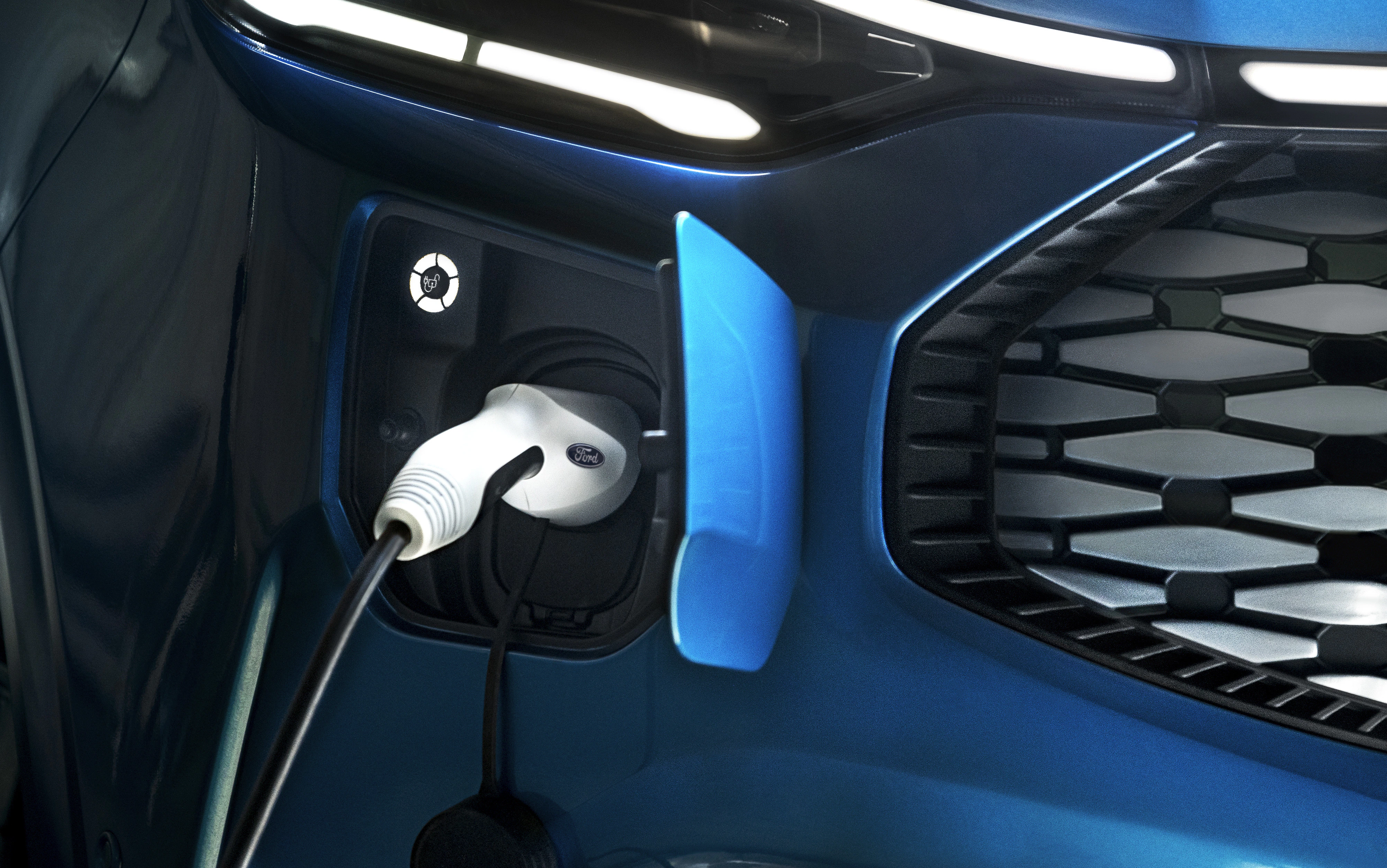 Ford e-Transit Custom Kastenwagen Detail Ladeanschluss